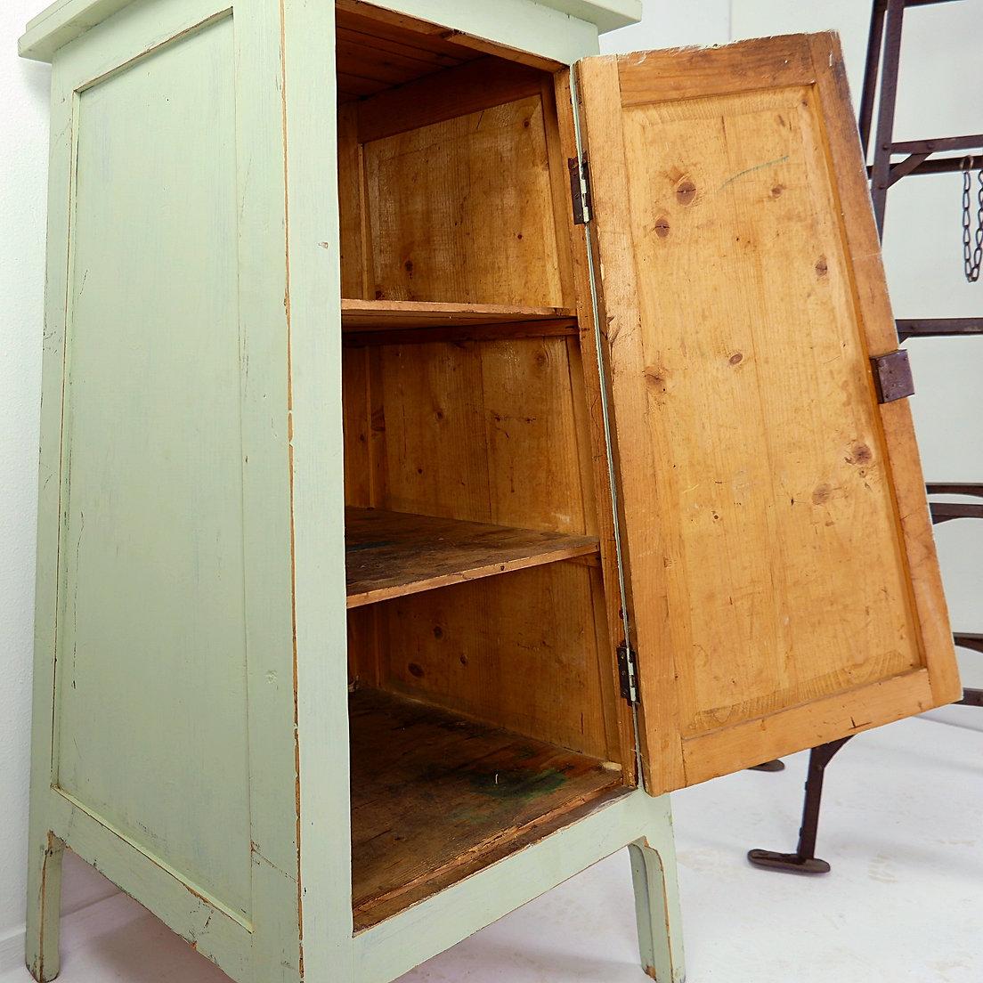 Vintage Grün patiniert Holz Pedestal Schrank Storage Stand im Angebot 8