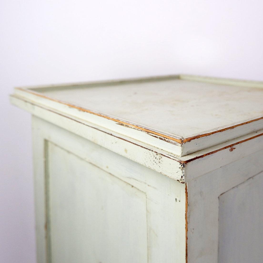 Vintage Grün patiniert Holz Pedestal Schrank Storage Stand (20. Jahrhundert) im Angebot