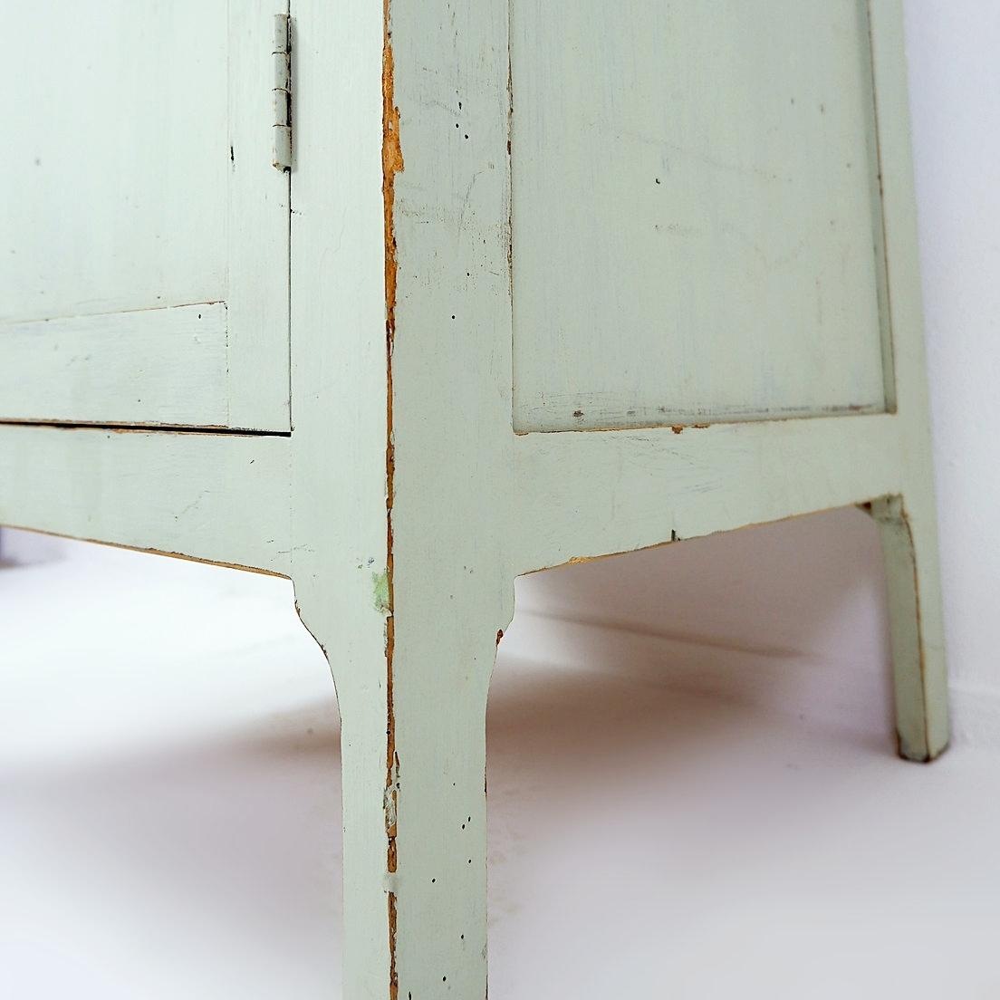 Vintage Grün patiniert Holz Pedestal Schrank Storage Stand im Angebot 2