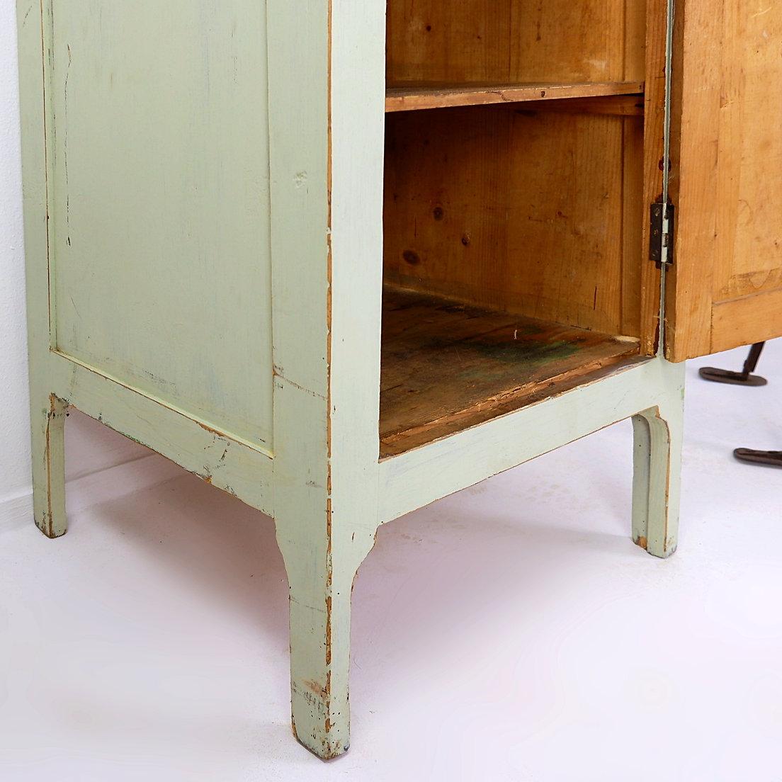 Vintage Grün patiniert Holz Pedestal Schrank Storage Stand im Angebot 5