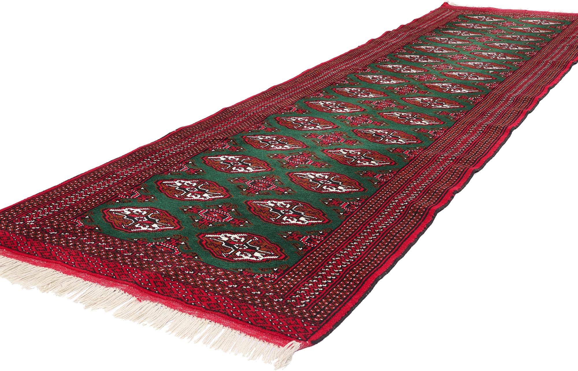 78904 Vintage Persian Turkoman Rug Runner, 03'04 x 12'03. Dieser charismatische Läufer aus handgeknüpfter Wolle aus dem persischen Turkoman zeigt die meisterhafte Handwerkskunst und das reiche kulturelle Erbe des Tekke-Stammes. Das üppige grüne Feld