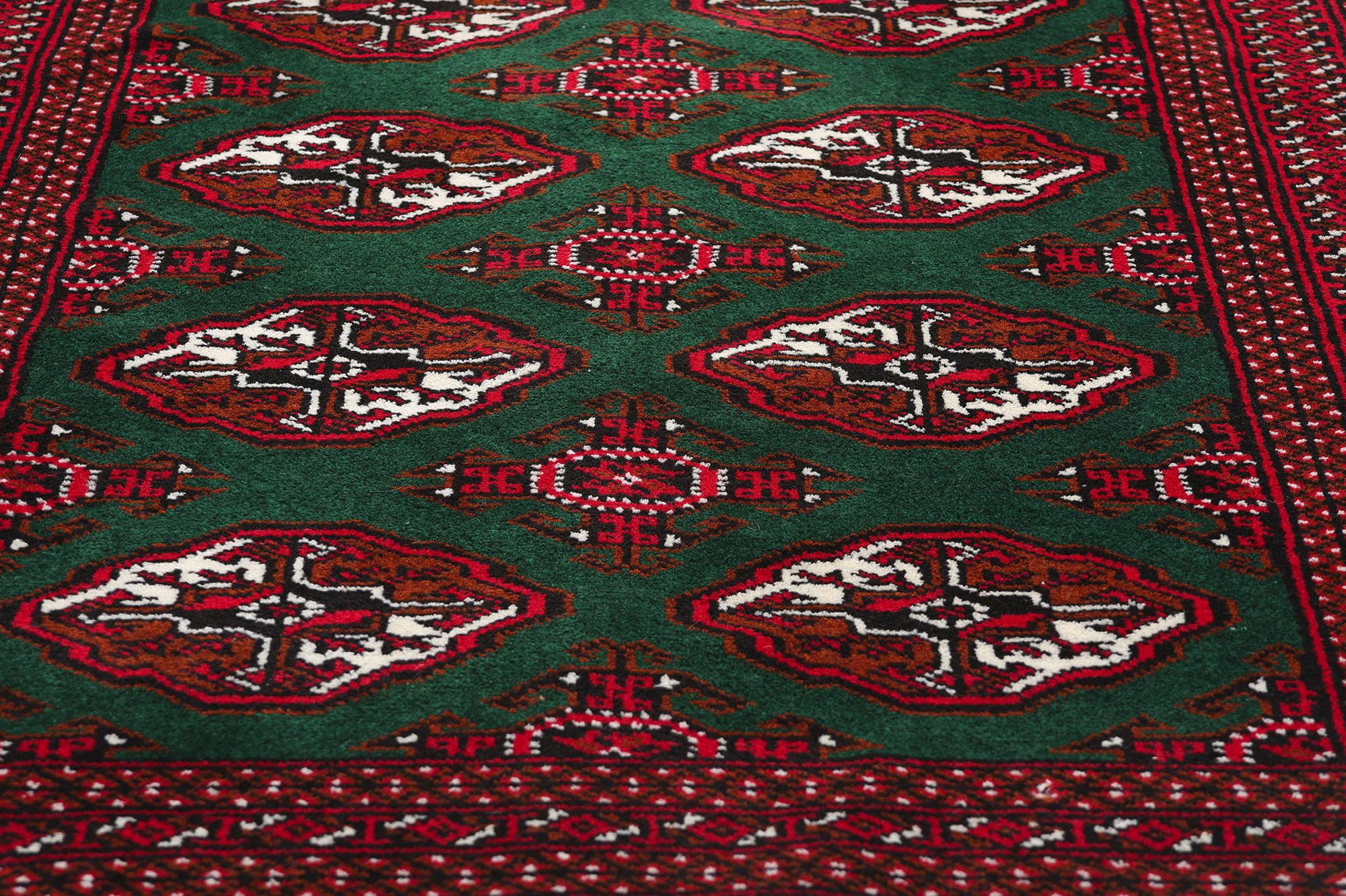 Grüner persischer Turkoman Tekke-Teppich im Vintage-Stil, 03'04 x 12'03 (Handgeknüpft) im Angebot