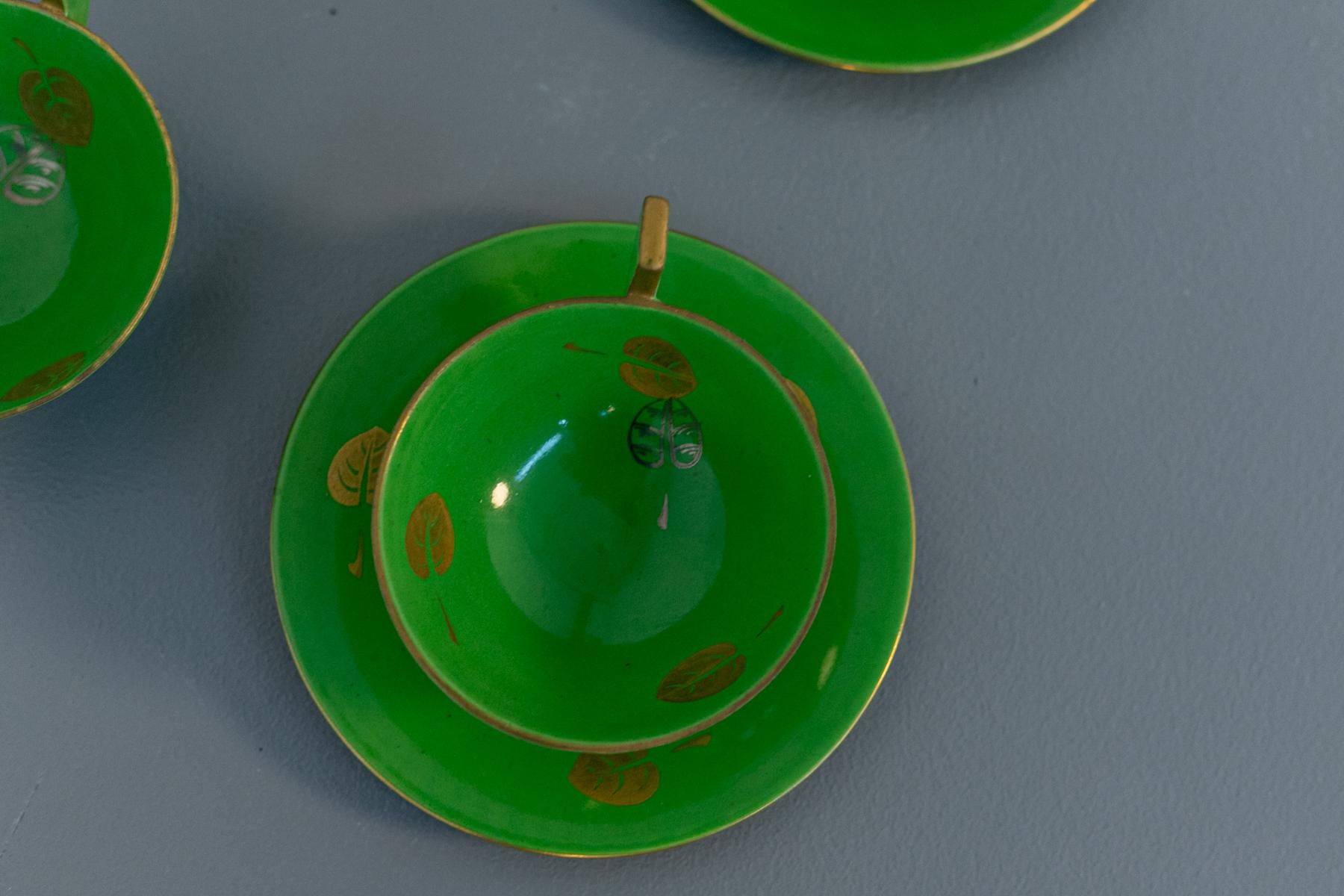 Wonderful green porcelain tea set designed in the 20's, of fine Italian manufacture.
The tea set is designed for three people and is composed of 9 pieces including 3 small tea cups, 3 saucers, 1 teapot, 1 sugar bowl and 1 creamer.
The set is made