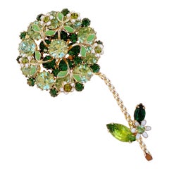 Broche figurative vintage en forme de fleur en strass vert par Weiss, années 1950