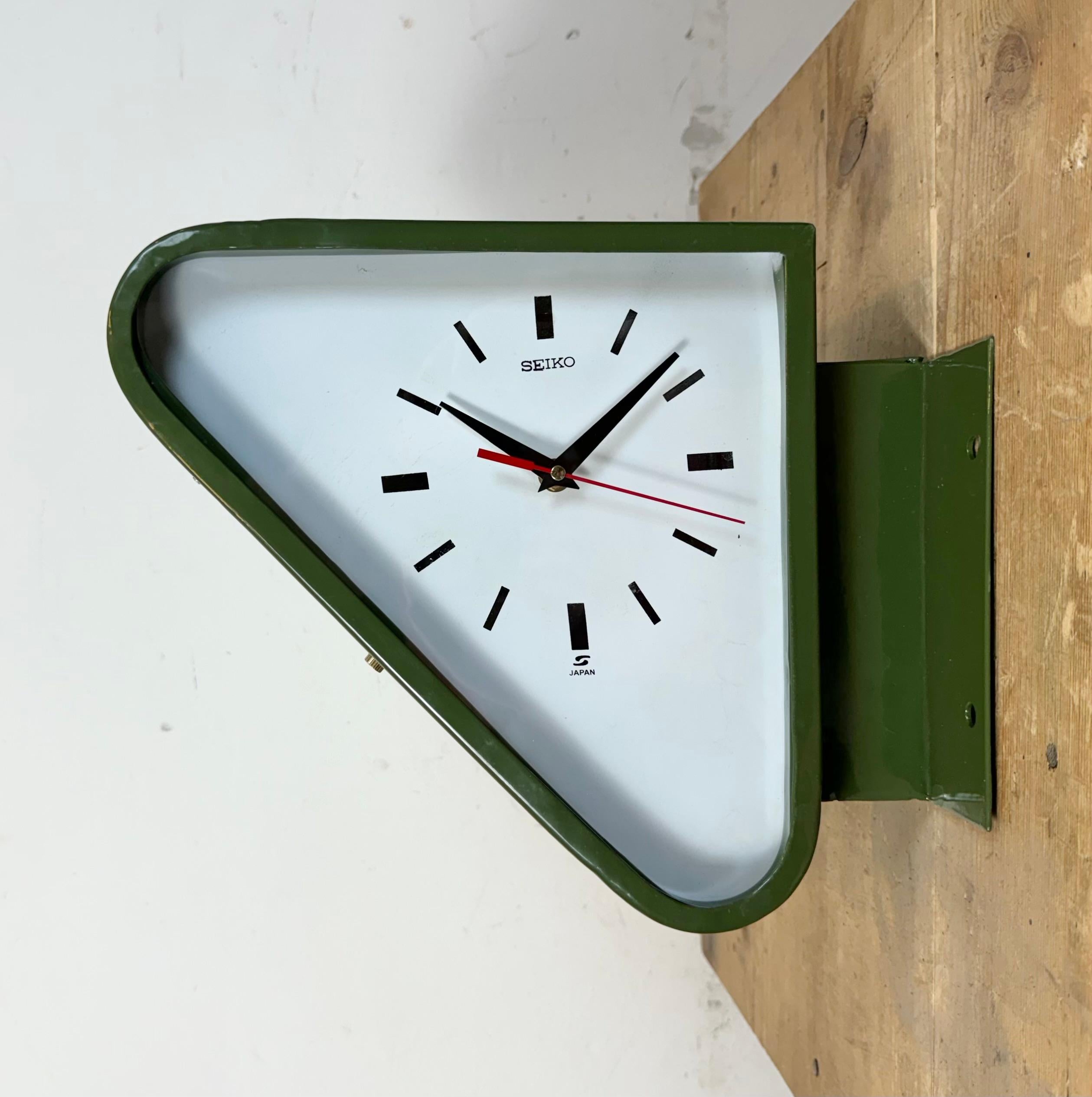 Horloge murale industrielle vintage à triangle maritime fabriquée par SEIKO au Japon dans les années 1970. Ces horloges étaient utilisées sur les grands pétroliers et les cargos. Il se caractérise par un corps en métal vert foncé, des cadrans en