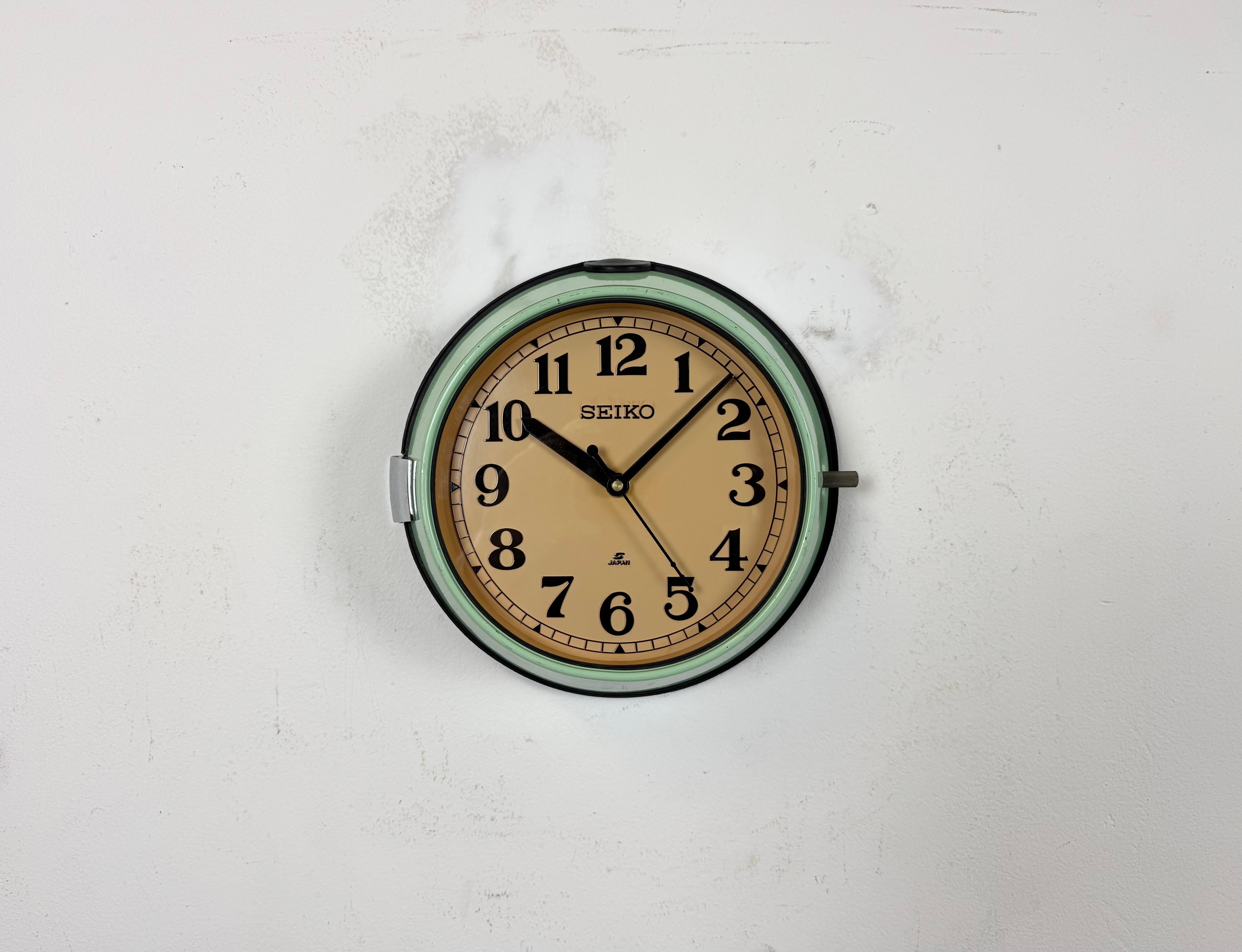 Reloj esclavo marítimo Seiko vintage diseñado durante la década de 1970 y producido hasta la década de 1990. Estos relojes se utilizaban en los grandes petroleros y cargueros japoneses. Tiene una estructura de metal verde claro, una esfera de