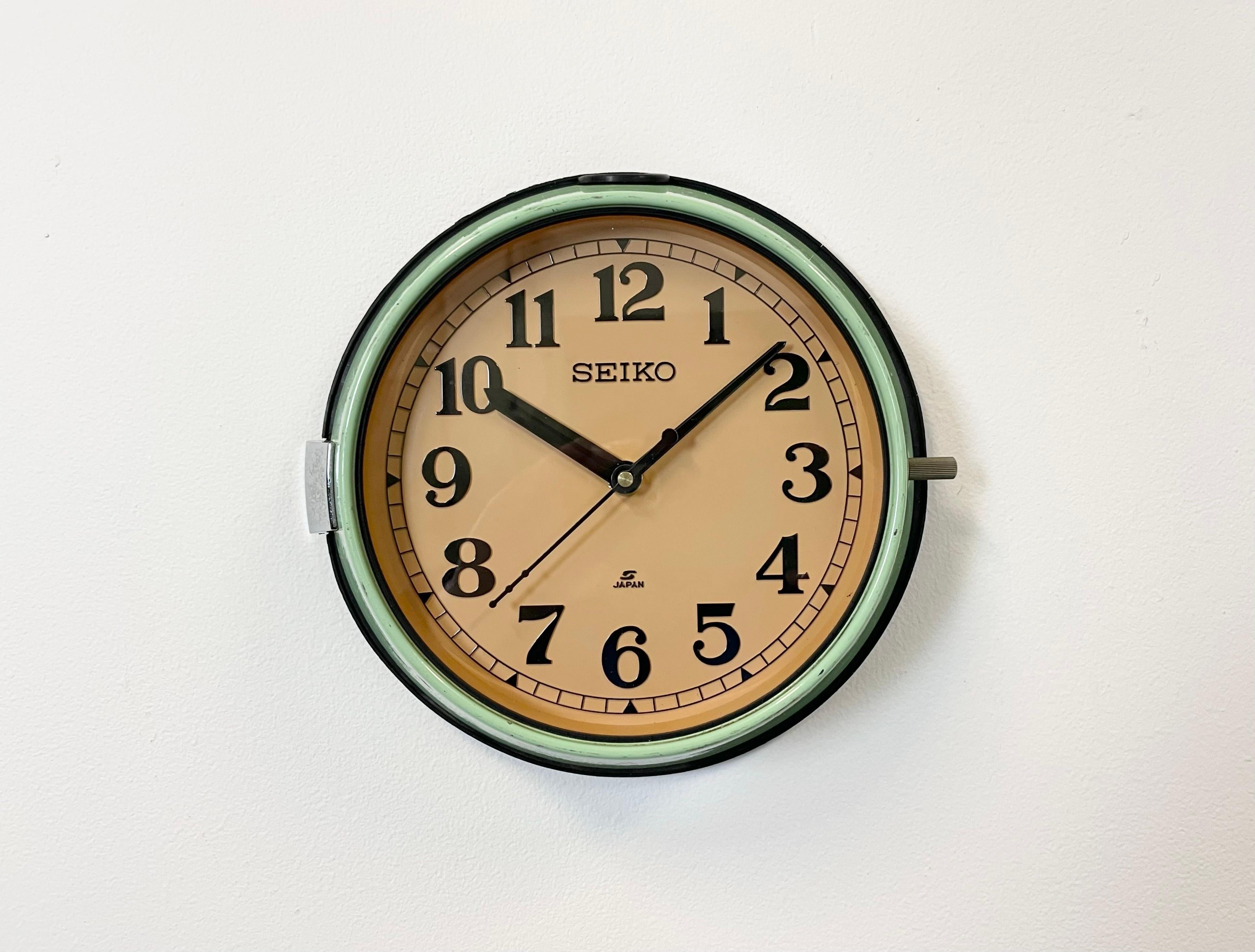 Vintage Seiko navy slave clock conçu pendant les années 1970 et produit jusqu'aux années 1990. Ces horloges étaient utilisées sur les grands pétroliers et cargos japonais. Il comporte un cadre métallique vert, un cadran en plastique et un couvercle
