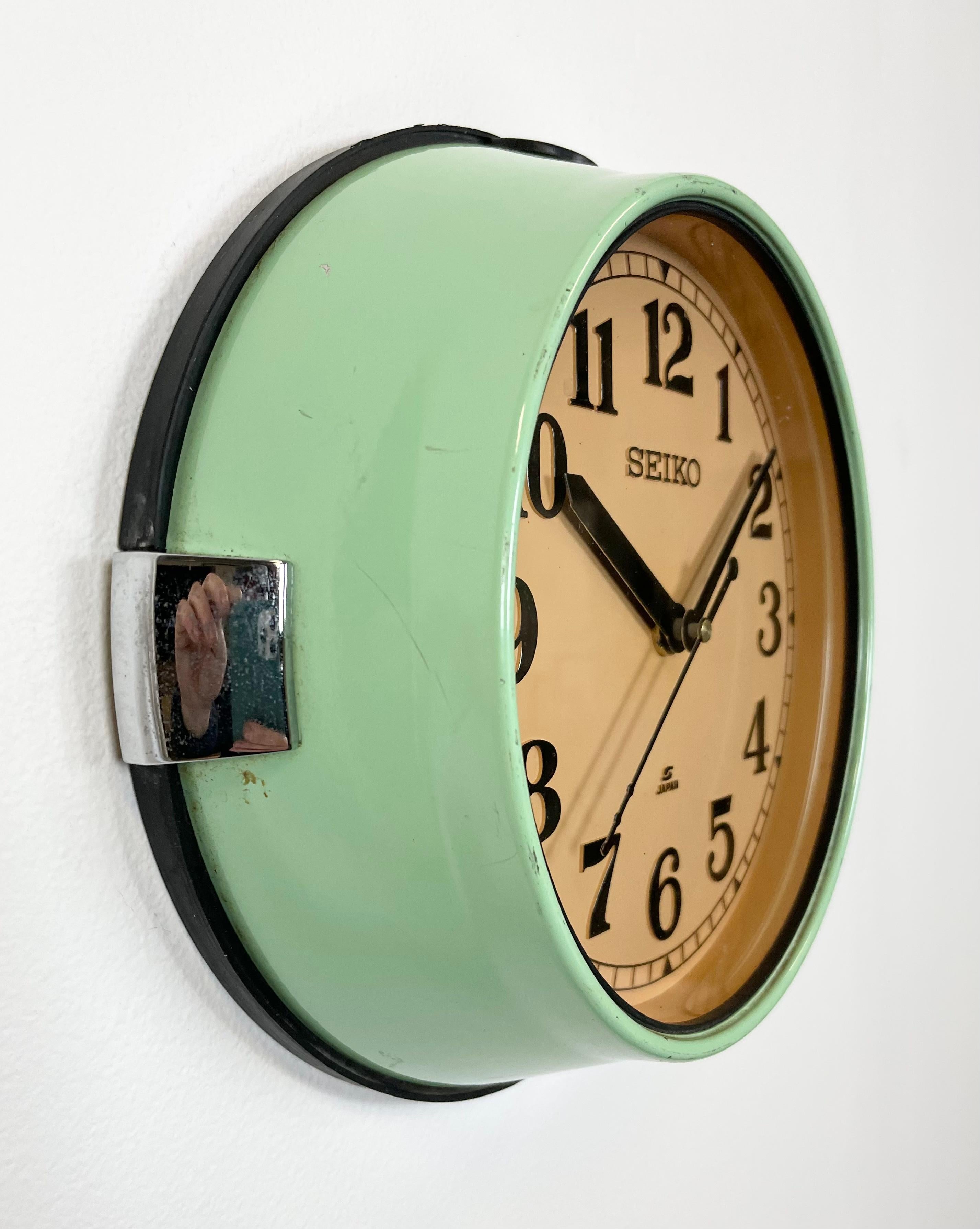 Industriel Horloge murale Seiko verte vintage bleu marine, annes 1970 en vente
