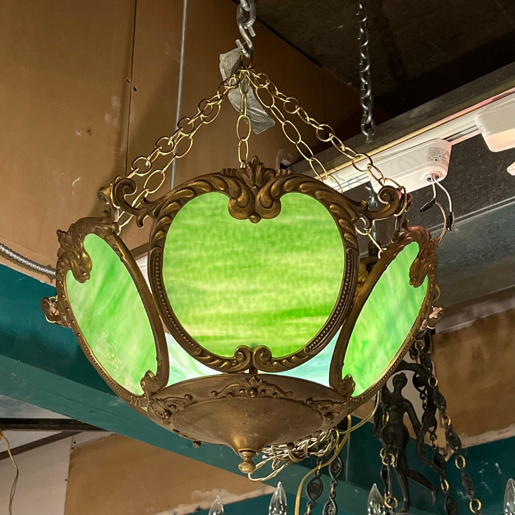Grüner Vintage-Kronleuchter aus geschliffenem Glas und Bronze im Arts and Crafts-Stil (Unbekannt) im Angebot