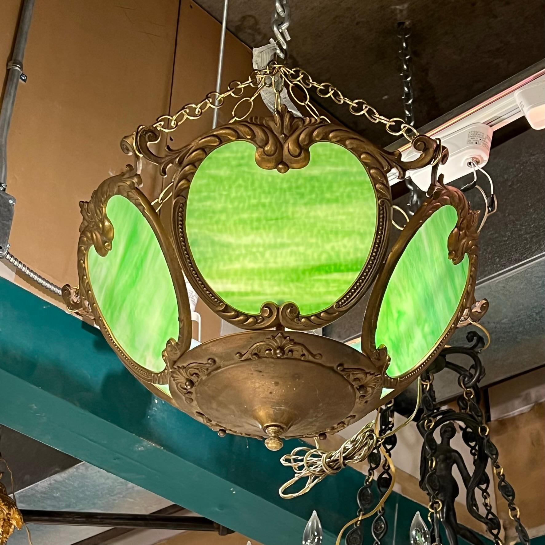 Grüner Vintage-Kronleuchter aus geschliffenem Glas und Bronze im Arts and Crafts-Stil im Zustand „Gut“ im Angebot in New York, NY