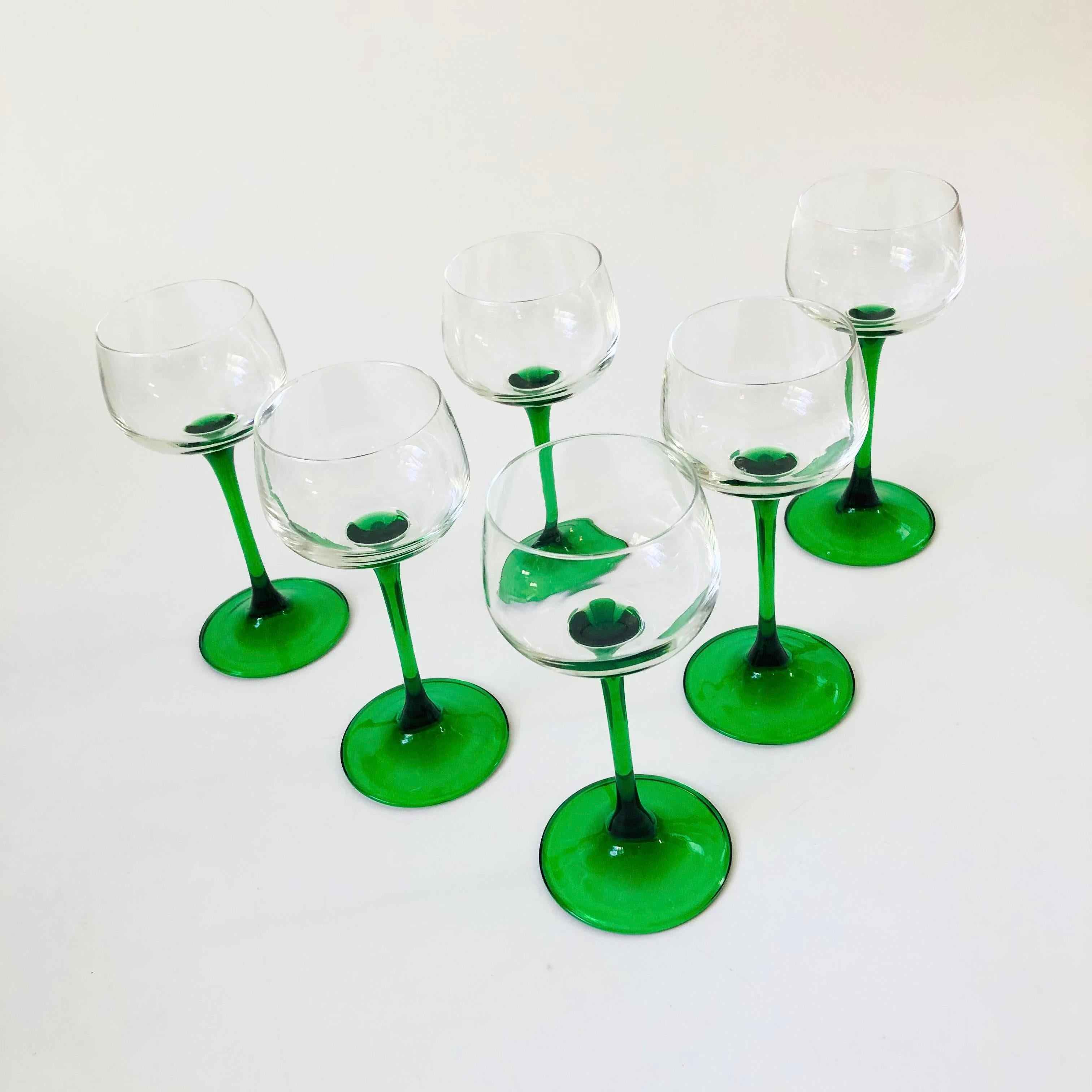 An elegant of set of 6 vintage coupe glasses with green stems. Perfect for champagne. Made in France by Luminarc.

