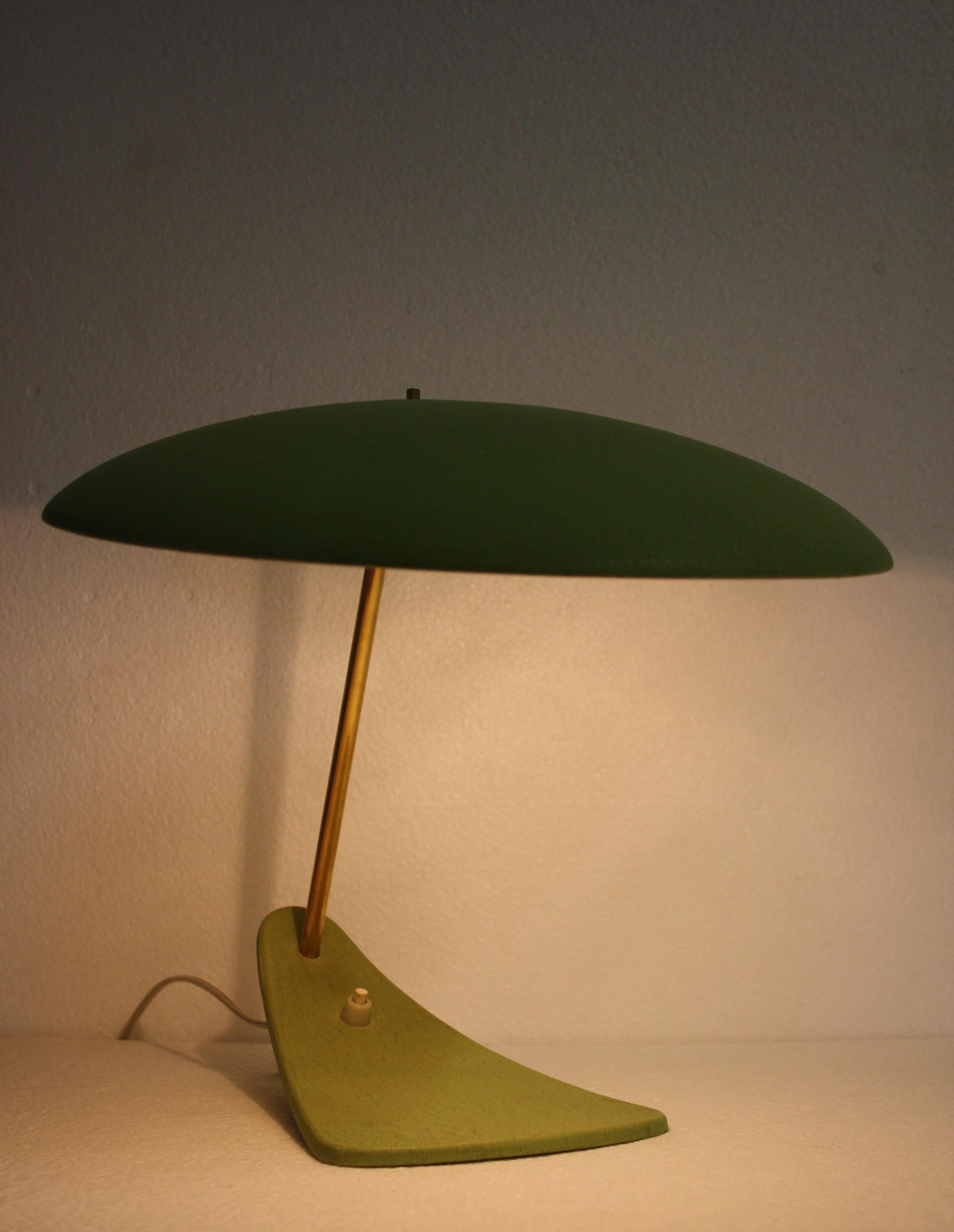 Beautiful midcentury green table lamp by Stilnovo.

The fluent design of the base goes well with the round shade.

The green color really makes it Stand out.

This UFO style lamp is made from green metal and brass.

Good condition,