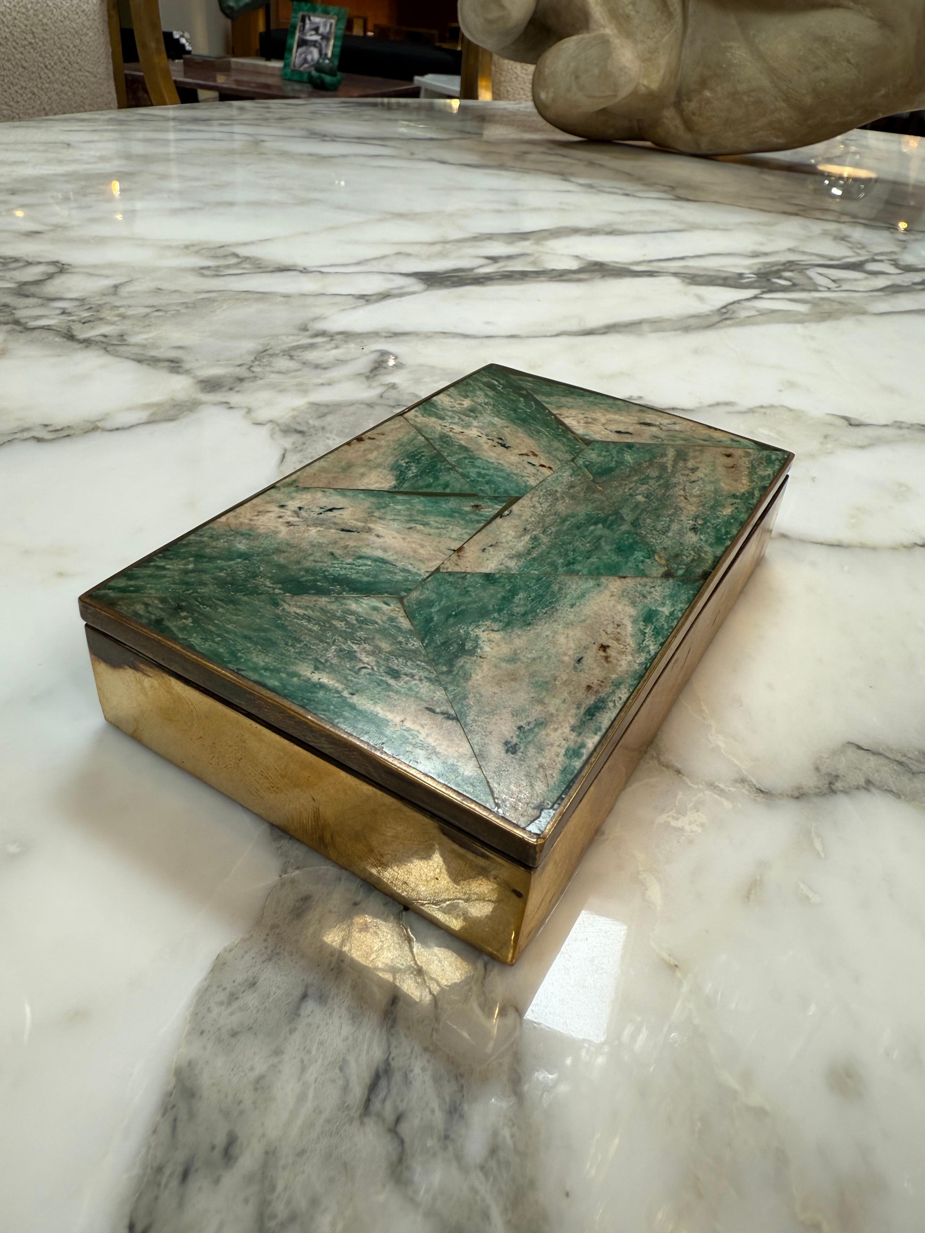 Italiano Scatola d'epoca con intarsio di pietre verdi e ottone in vendita