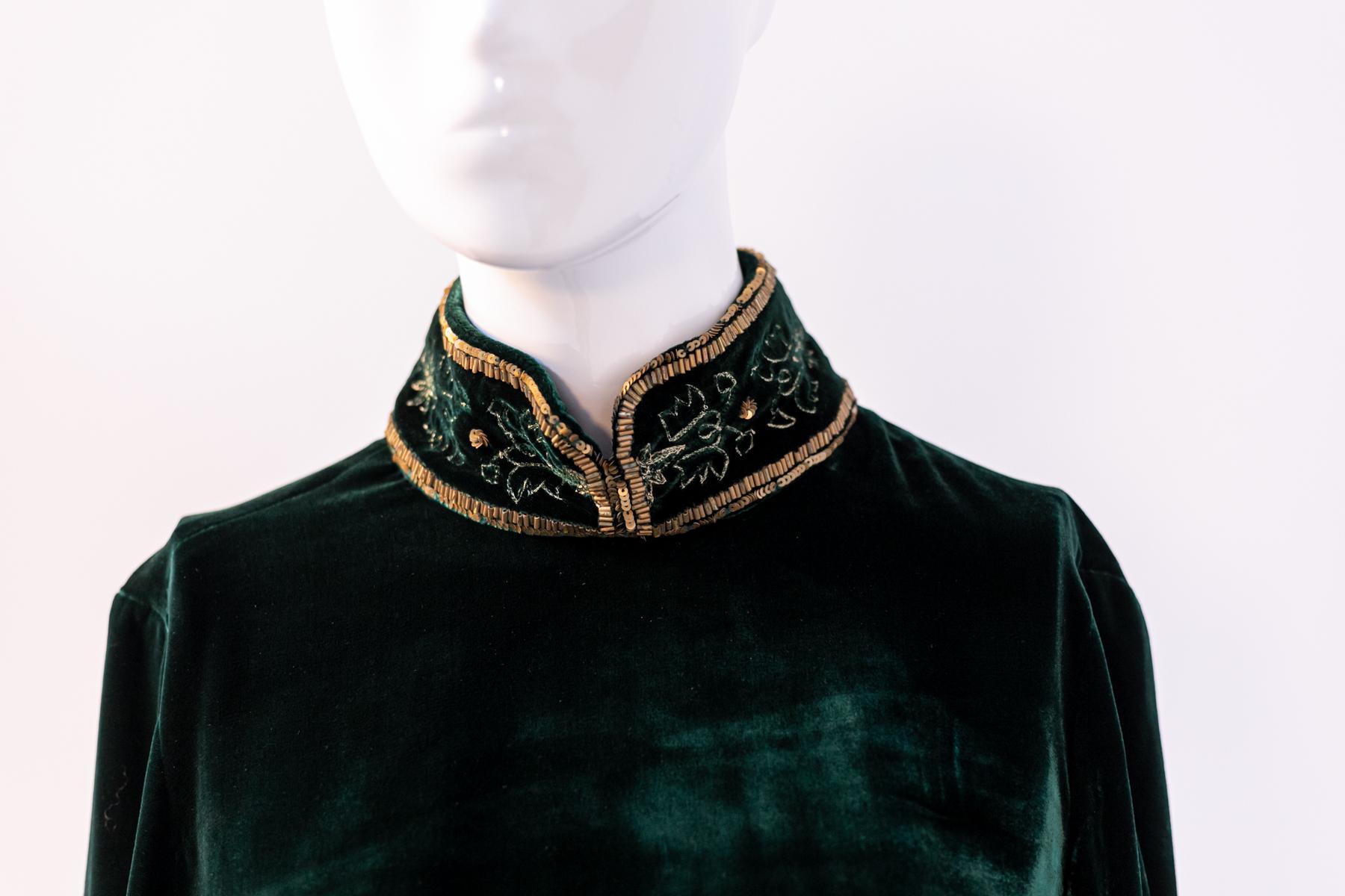 Beautiful vintage green sweater designed in the 1990s, fine Italian manufacture.
The sweater is very simple: it is made of a soft fabric that falls softly down to the hips.
The sleeves are long and soft, while the collar has a classic mandarin
