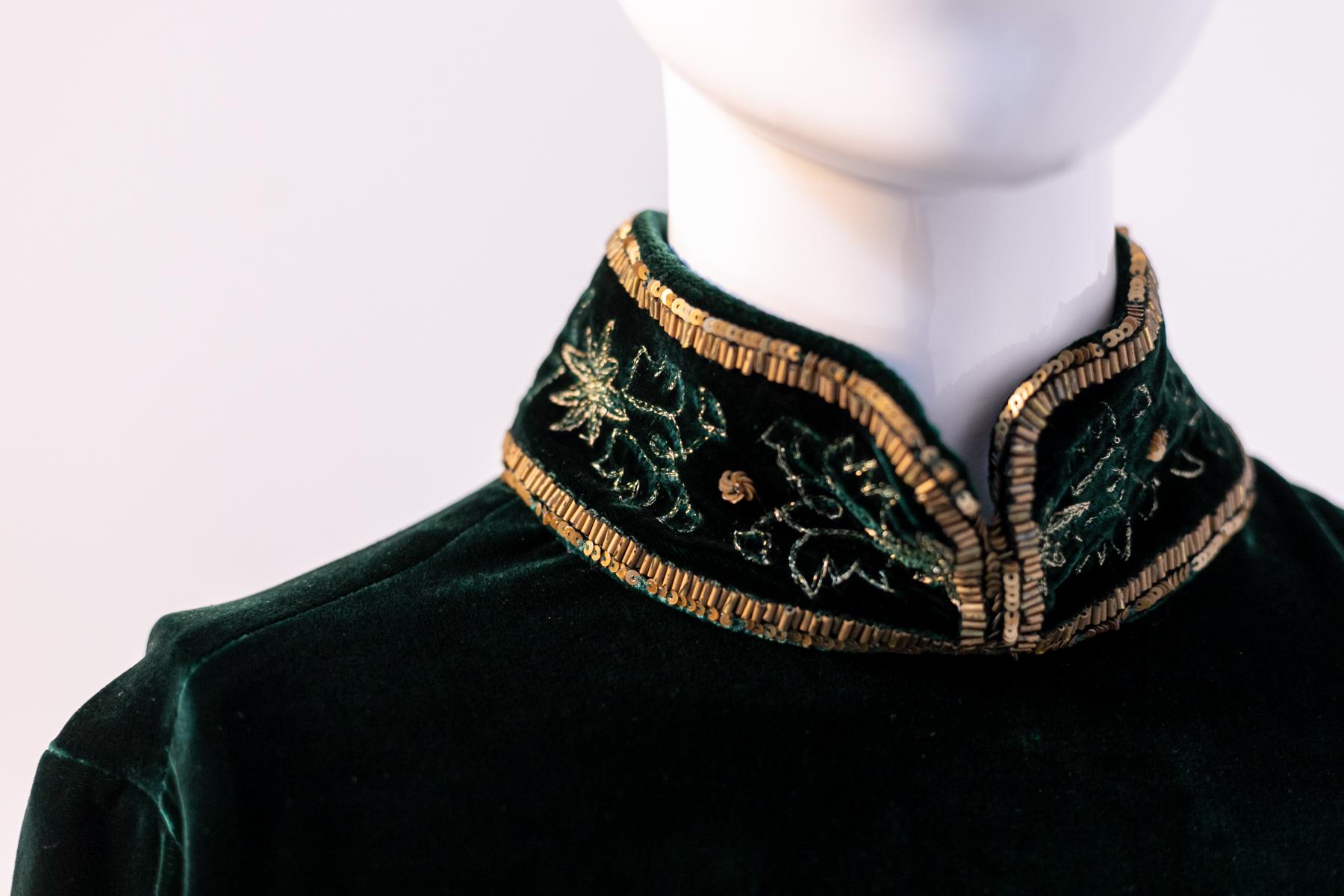 Black Vintage Green Sweater with Korean Neckline For Sale