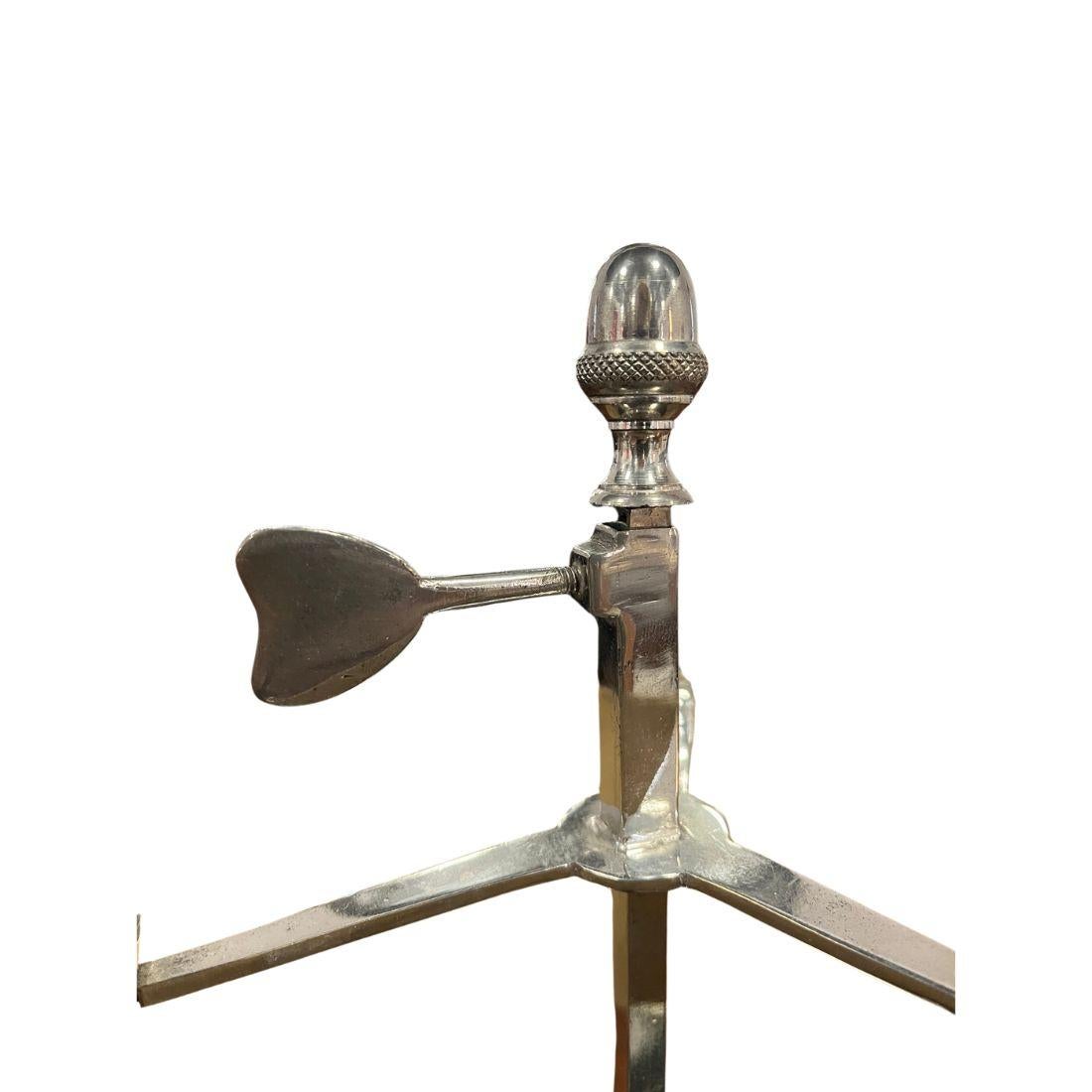 Esta encantadora lámpara tole bouillotte francesa presenta una distintiva pantalla tole verde, que aporta un toque de elegancia clásica a cualquier espacio. La pantalla tiene una forma cilíndrica tradicional, con un acabado verde intenso y detalles