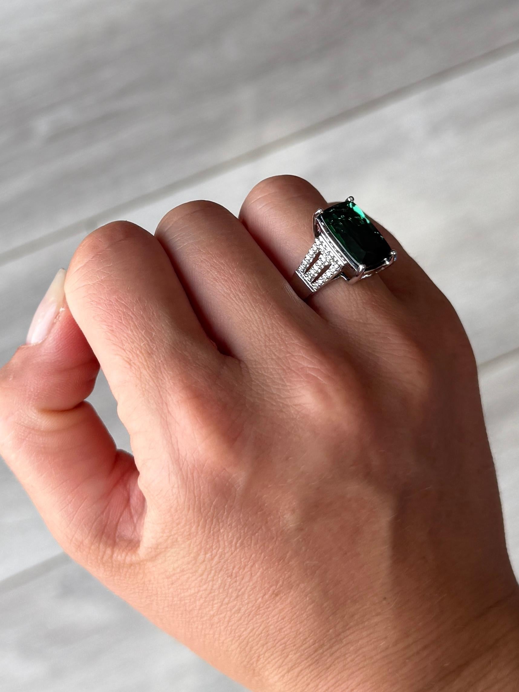 La tourmaline d'un vert profond est magnifique et sertie en hauteur dans cette bague en or blanc 18 carats. Le total des diamants des épaules est de 20pts de chaque côté.

Taille de l'anneau : N 1/2 ou 7 
Hauteur hors doigt : 9mm
Dimensions de la