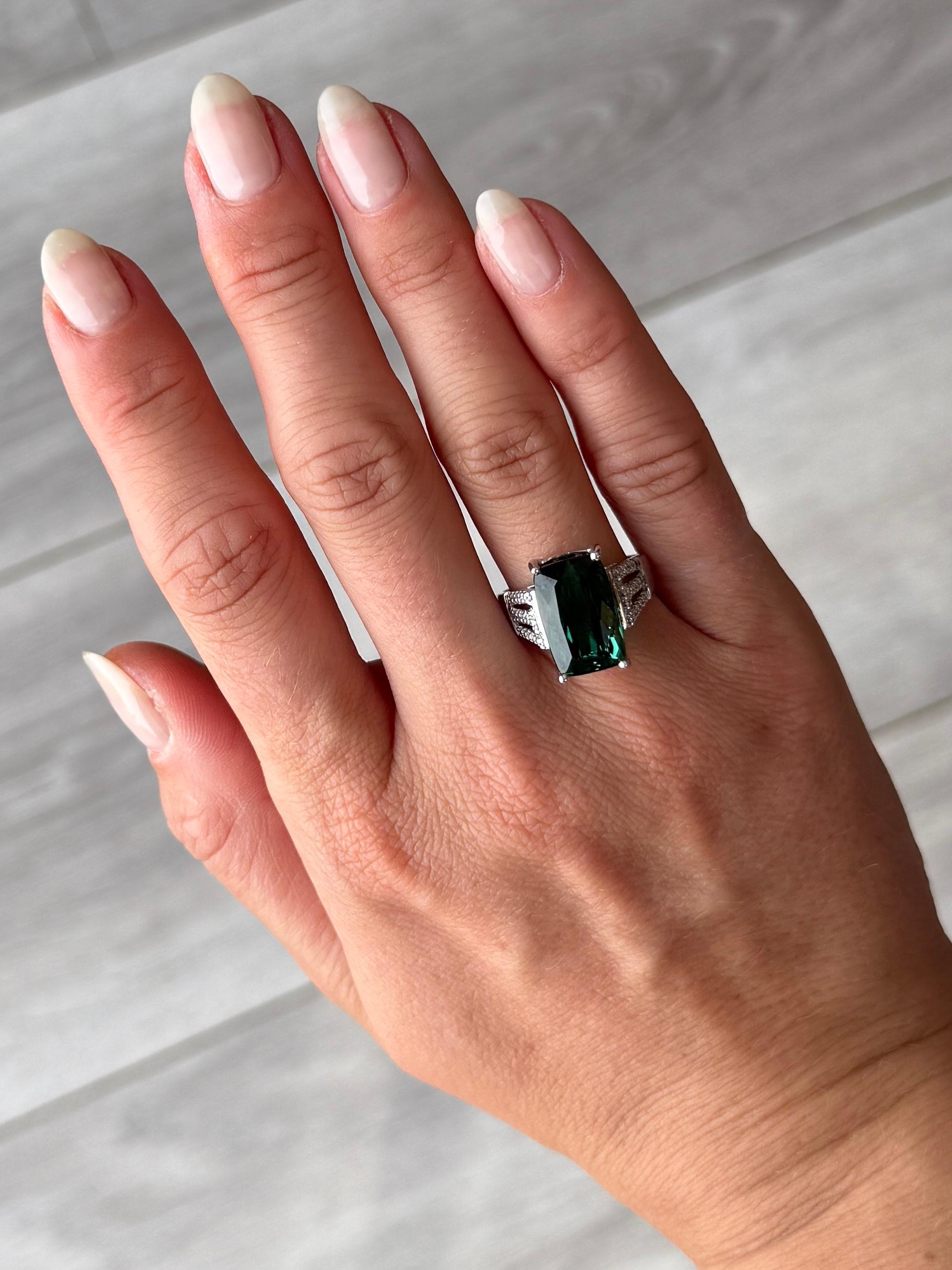Taille émeraude Bague vintage en or blanc 18 carats et tourmaline verte en vente