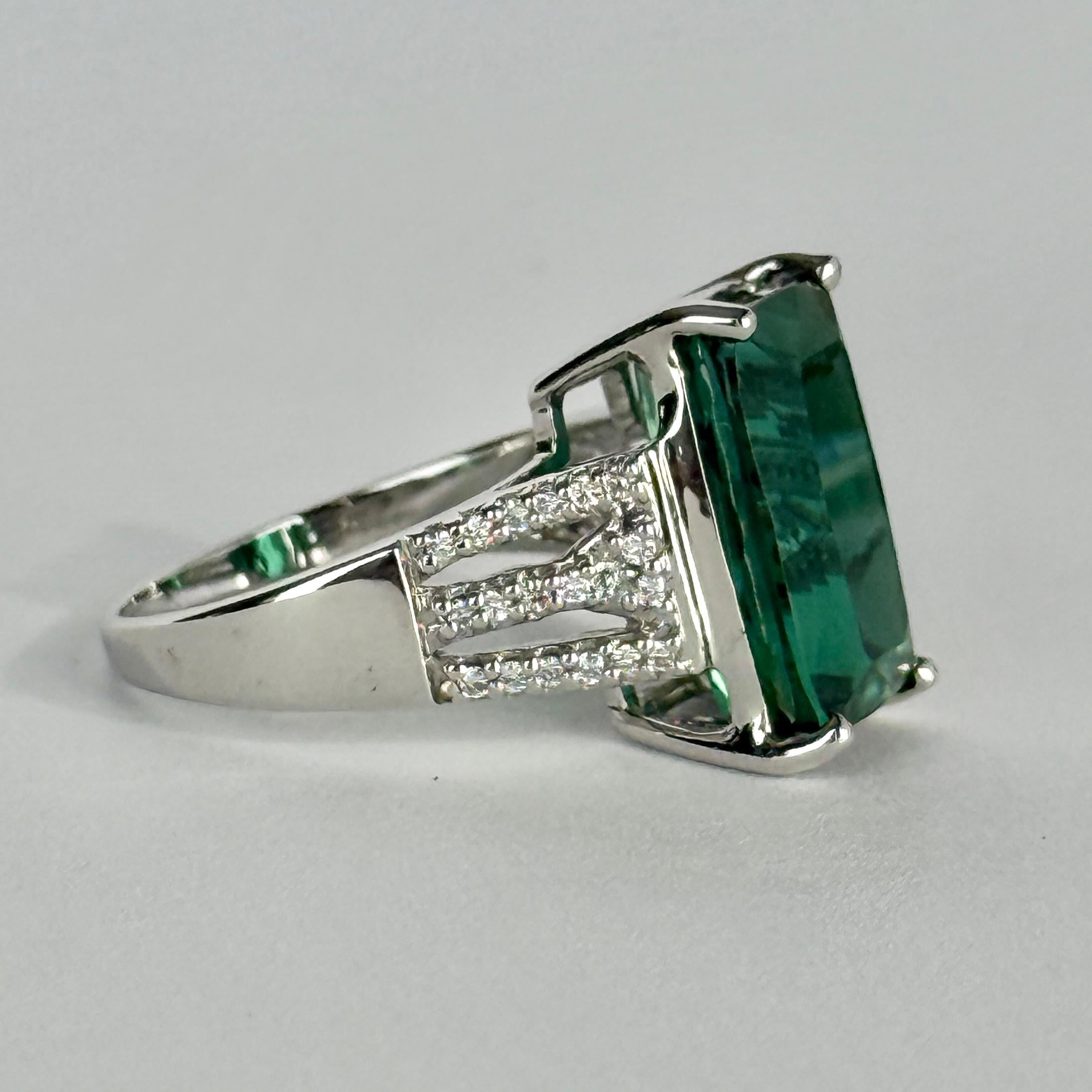 Bague vintage en or blanc 18 carats et tourmaline verte Bon état - En vente à Chipping Campden, GB