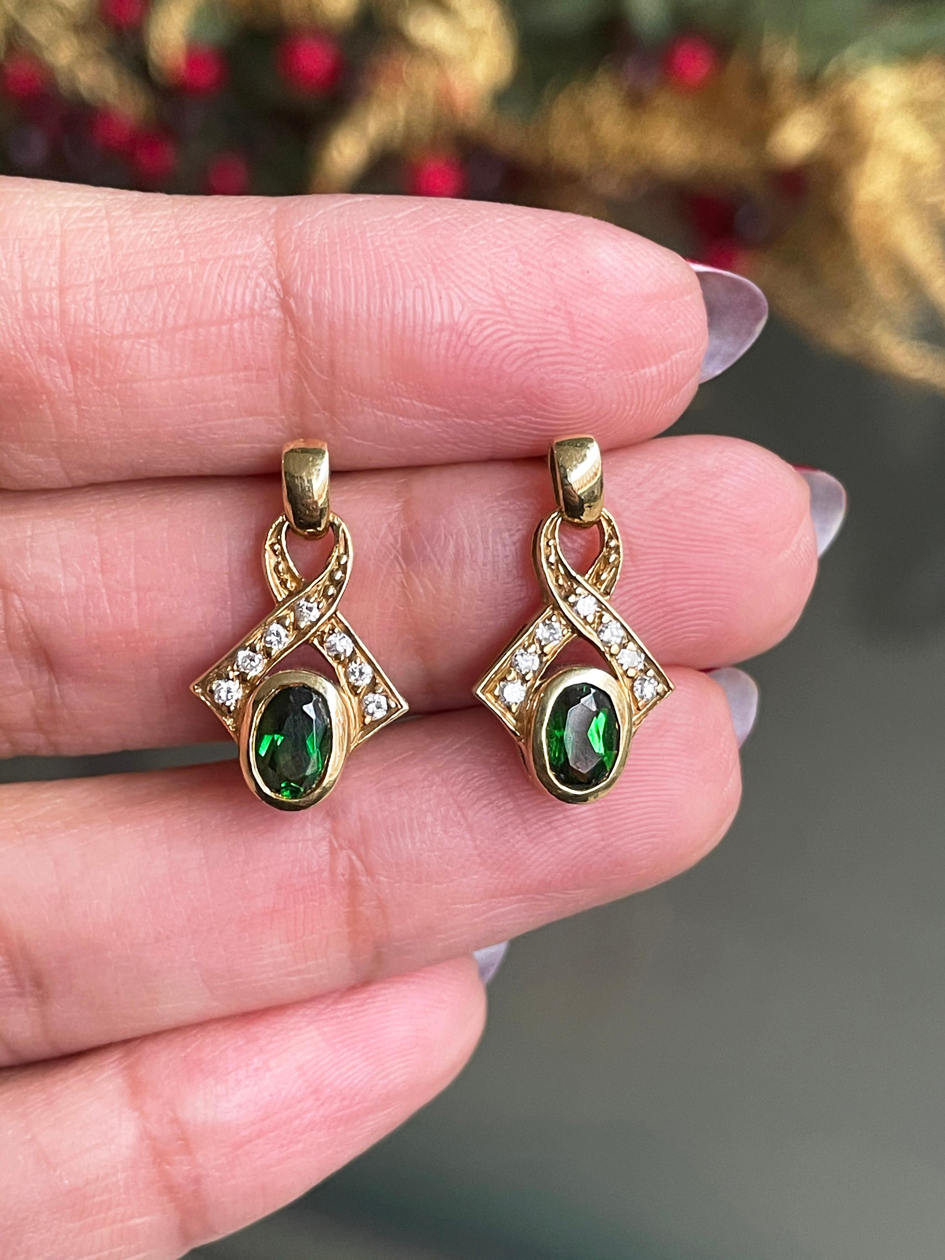 Pendants d'oreilles vintage en or jaune 18 carats avec tourmaline verte et diamants Excellent état - En vente à London, GB