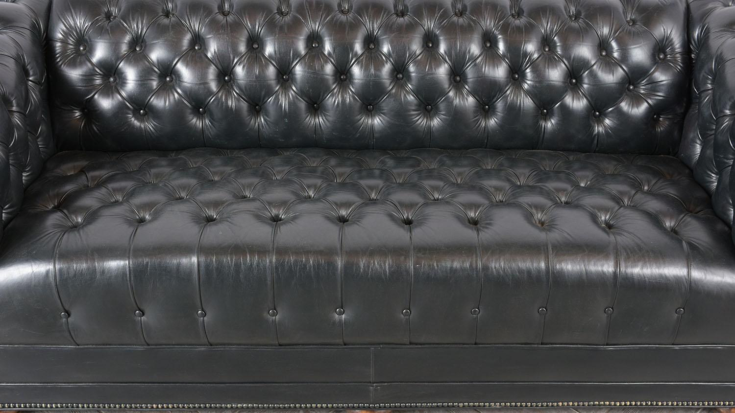 Vintage Green Tufted Chesterfield Leather Sofa In Good Condition In Los Angeles, CA