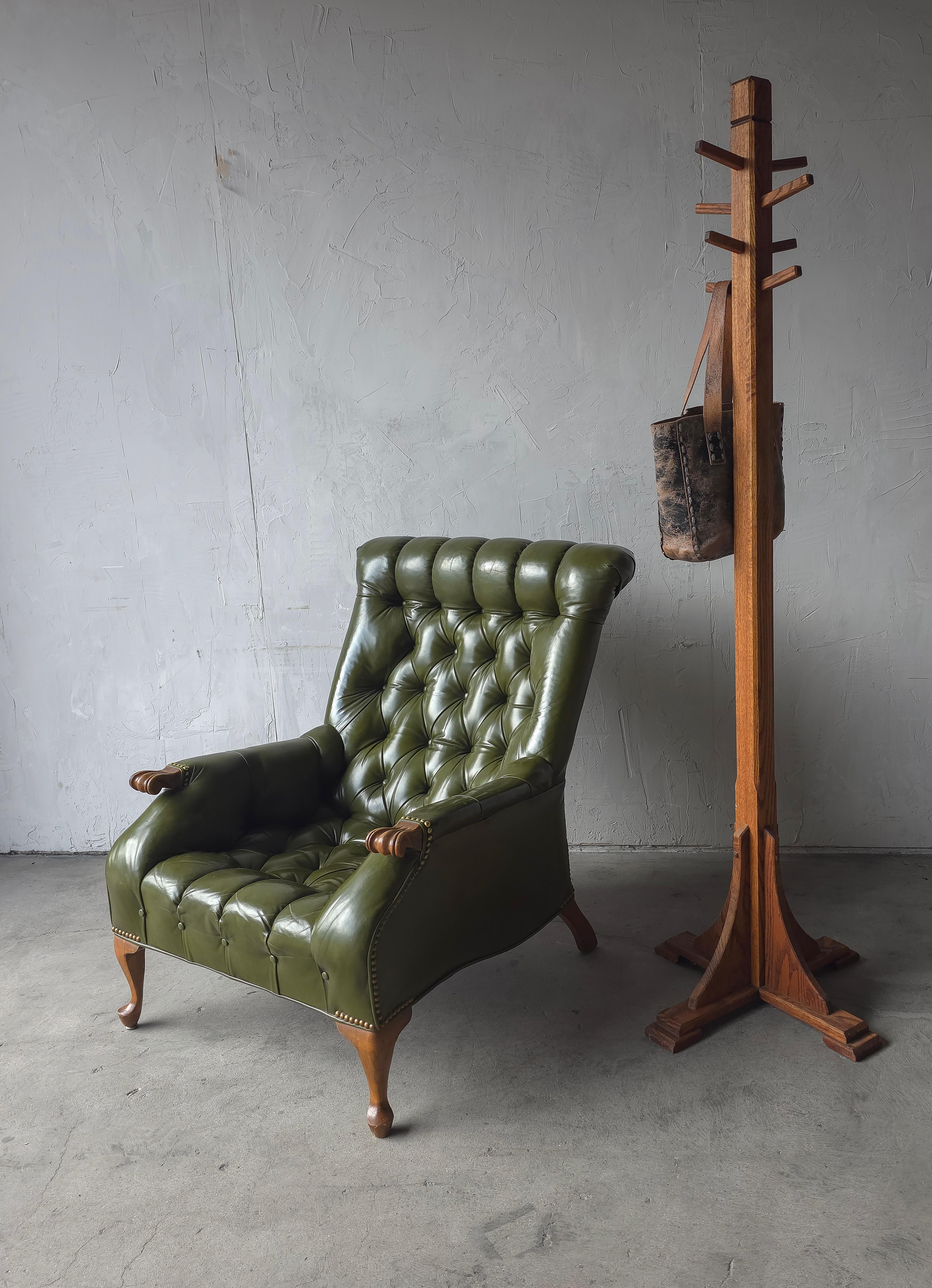 Vintage Green Tufted Leather Sleepy Hollow Chair and Ottoman In Good Condition For Sale In Las Vegas, NV