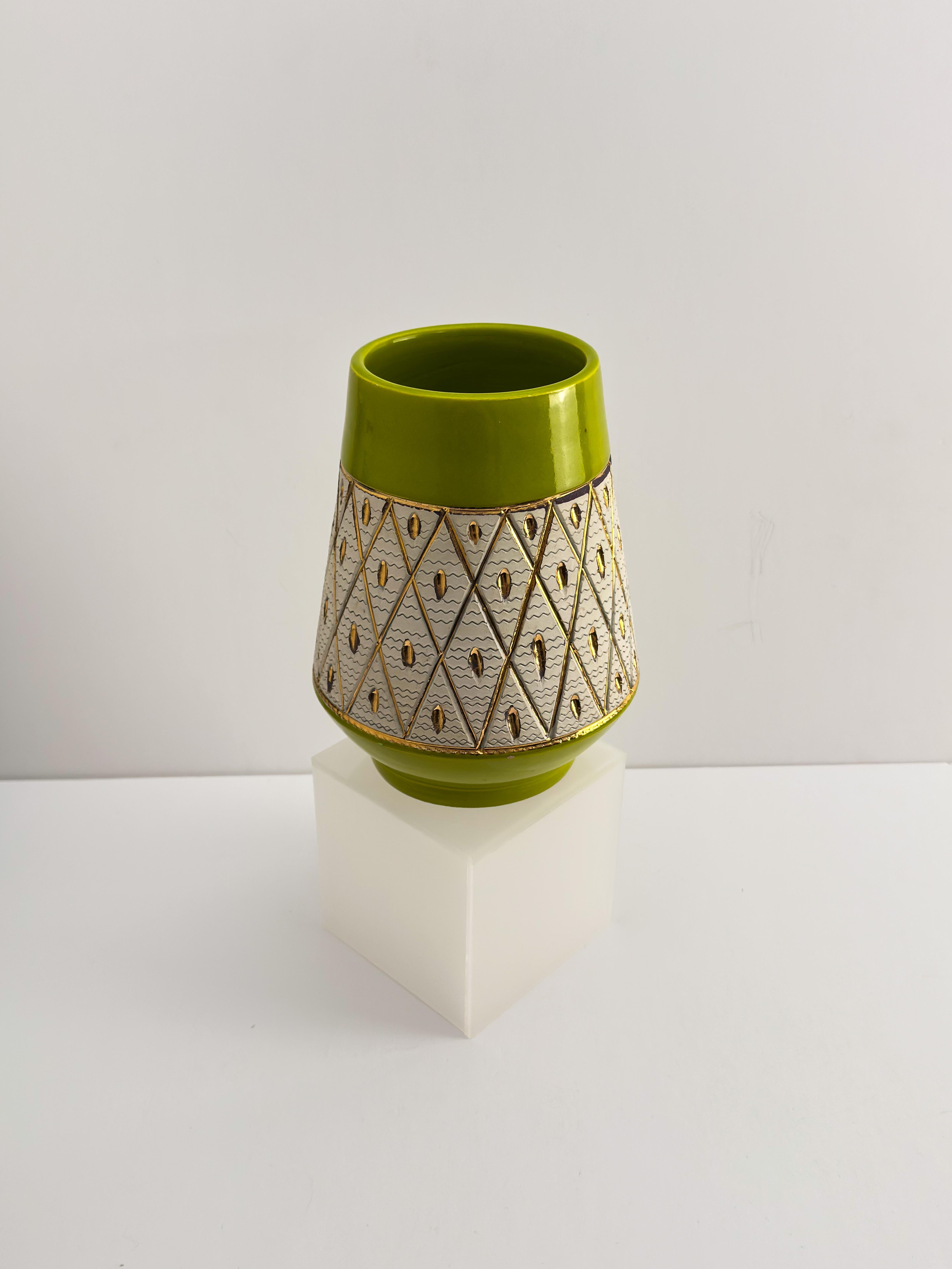 Questo vaso in ceramica italiana della metà del secolo scorso, disegnato dai Fratelli Fanciullacci per Elbee nell'Italia degli anni '50, presenta un sorprendente smalto verde lime, caratteristico dell'estetica audace e modernista dell'epoca.

A