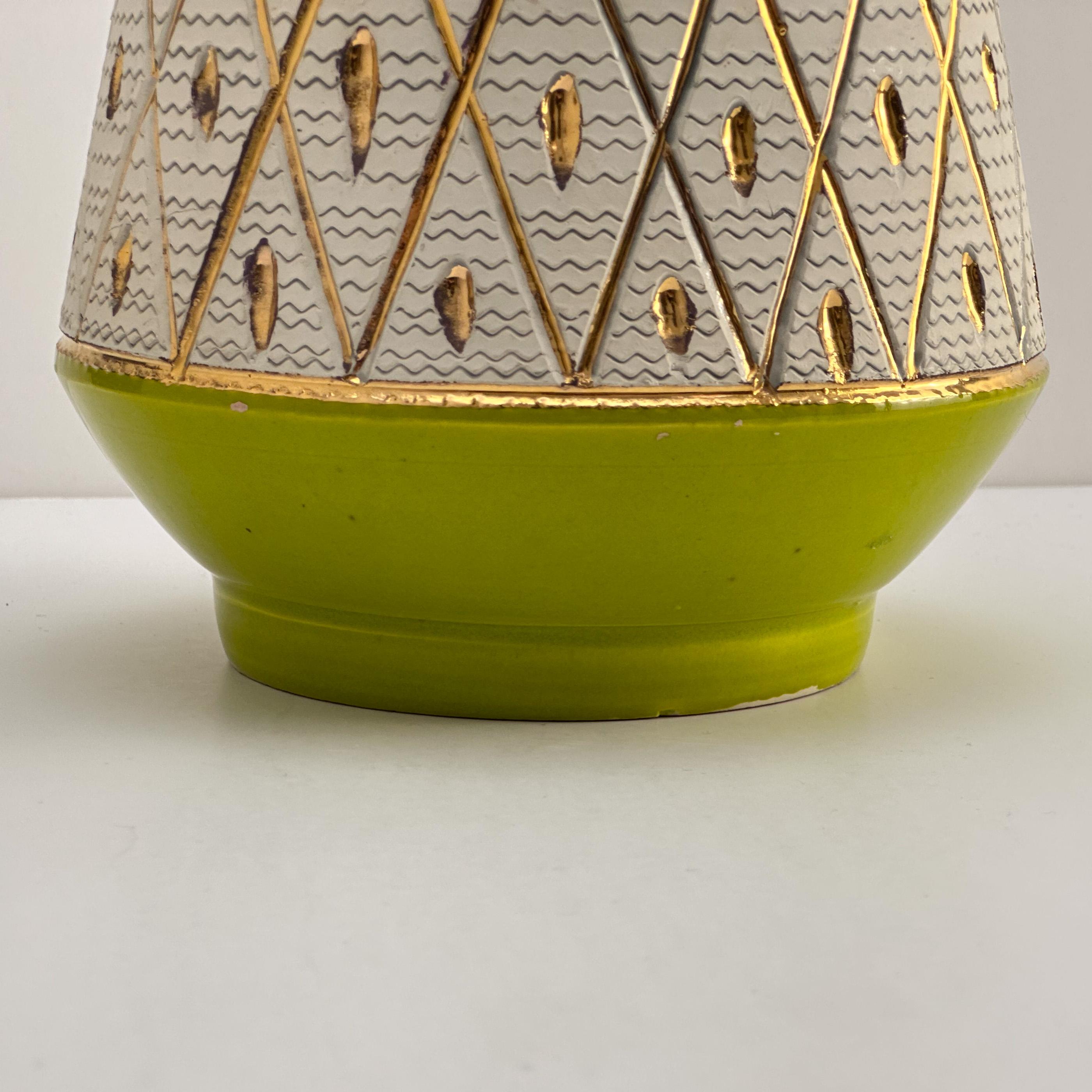 Realizzato con acquaforte Vaso in ceramica italiana verde lime di metà secolo di Fratelli Fanciullacci, 1950s in vendita