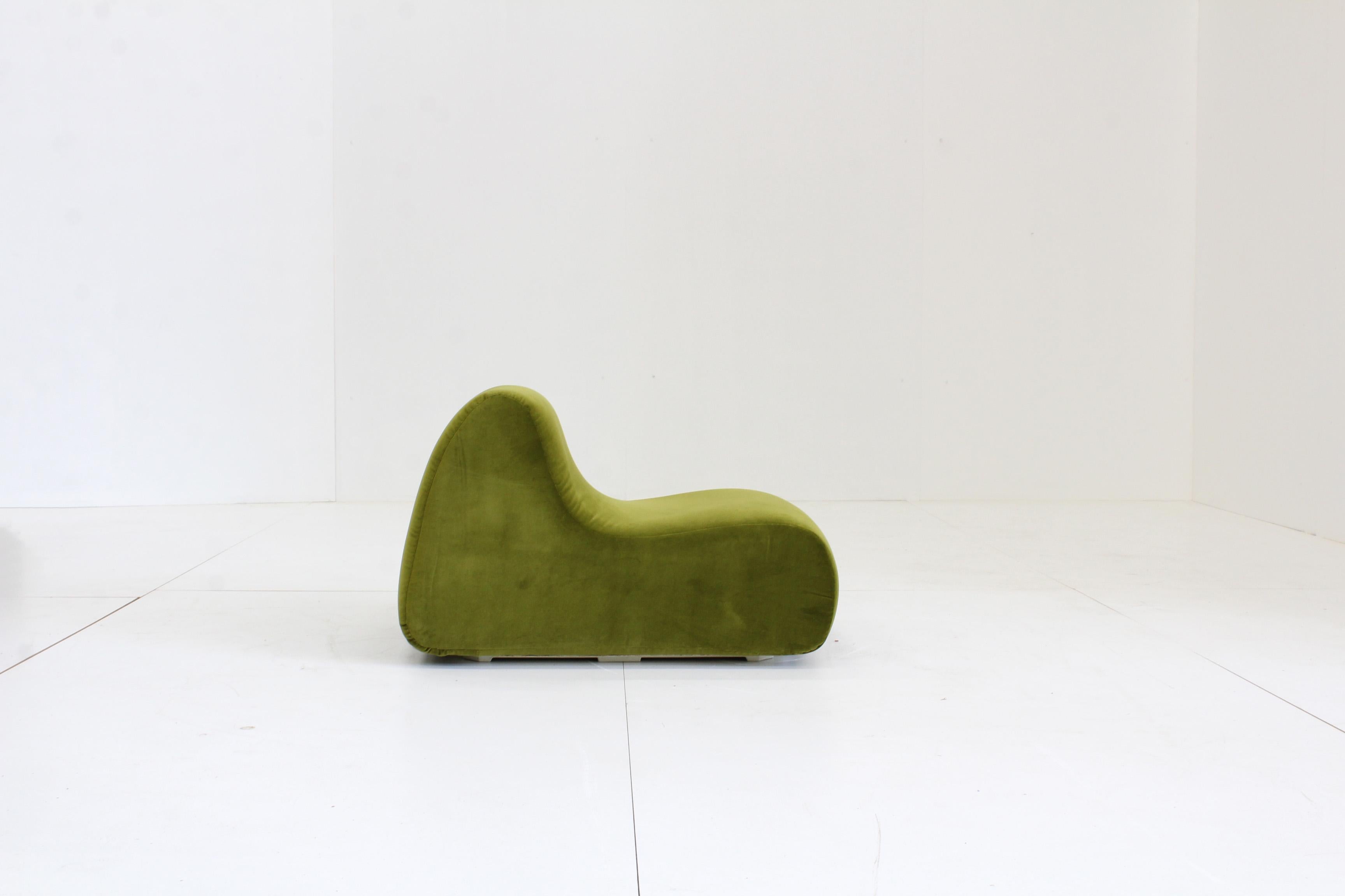 Vintage green velvet armchair For Sale 3