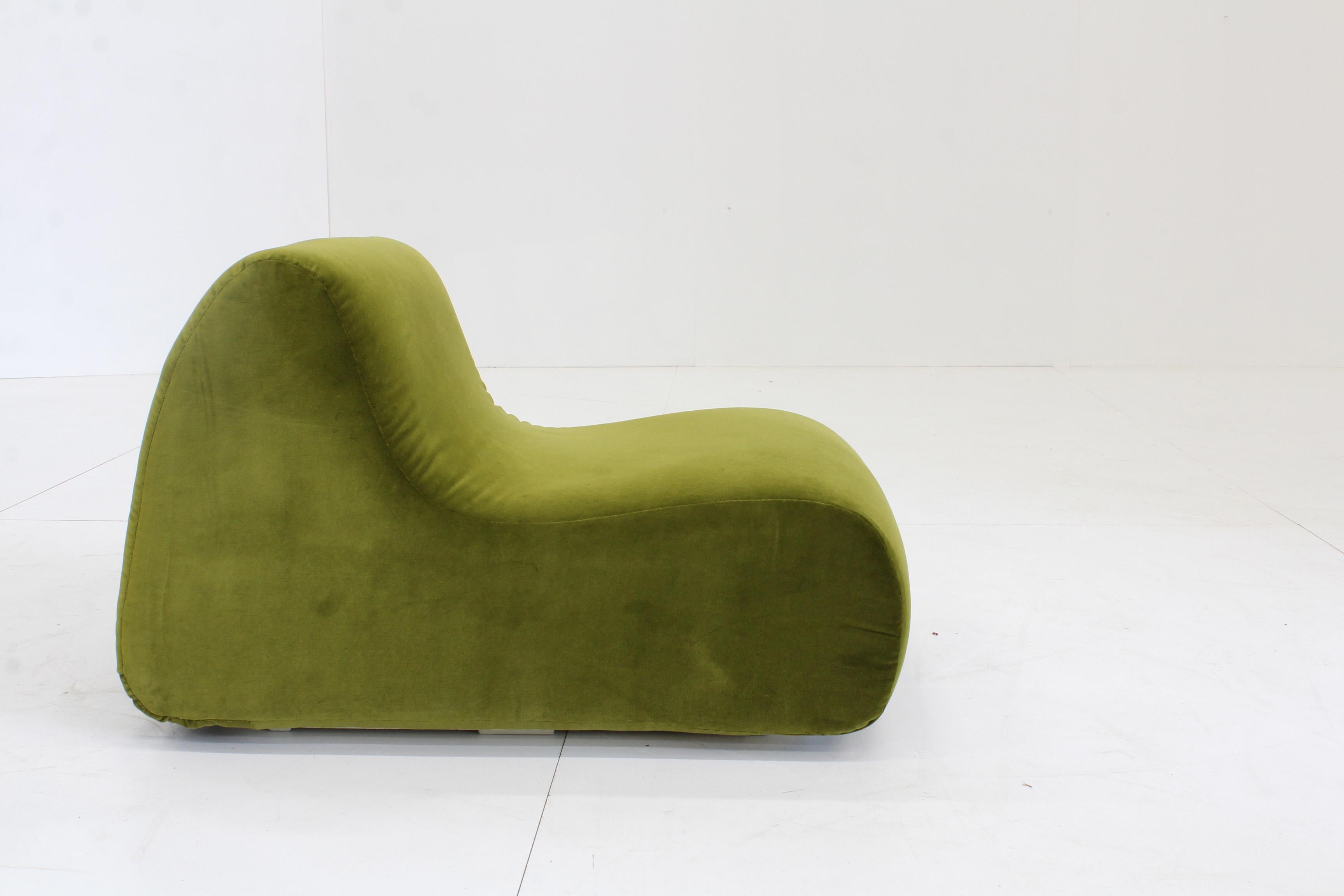 Vintage green velvet armchair For Sale 5