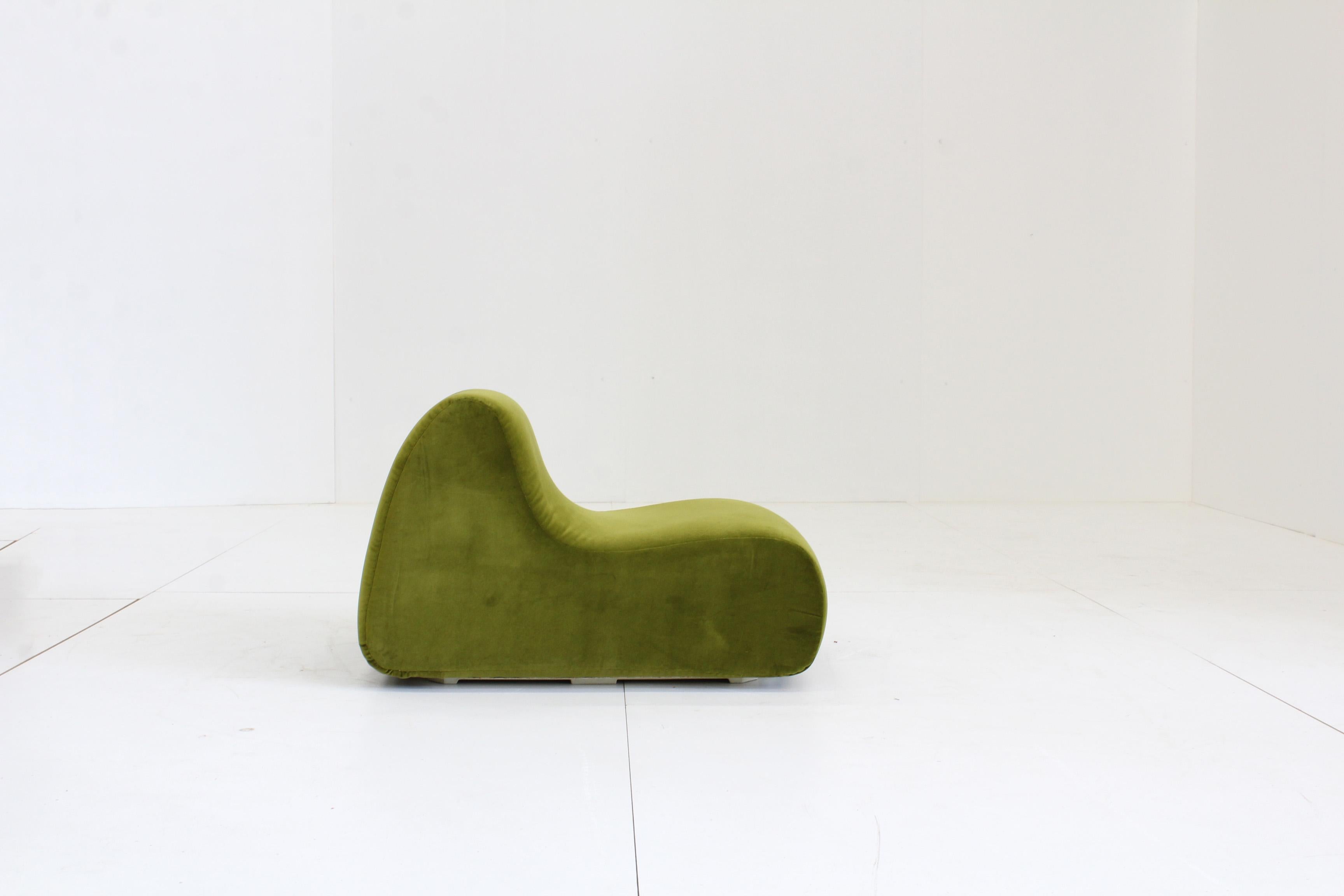 Vintage green velvet armchair For Sale 6