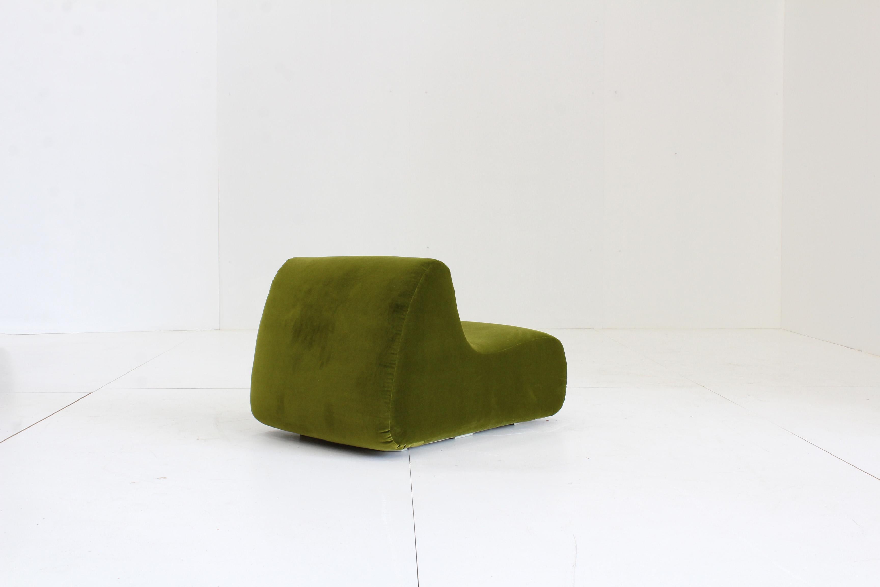 Fauteuil vintage italien dans un beau tissu de velours vert. Ce fauteuil est retapissé et en excellent état. Modèle bas et confortable des années 1970, Italie.