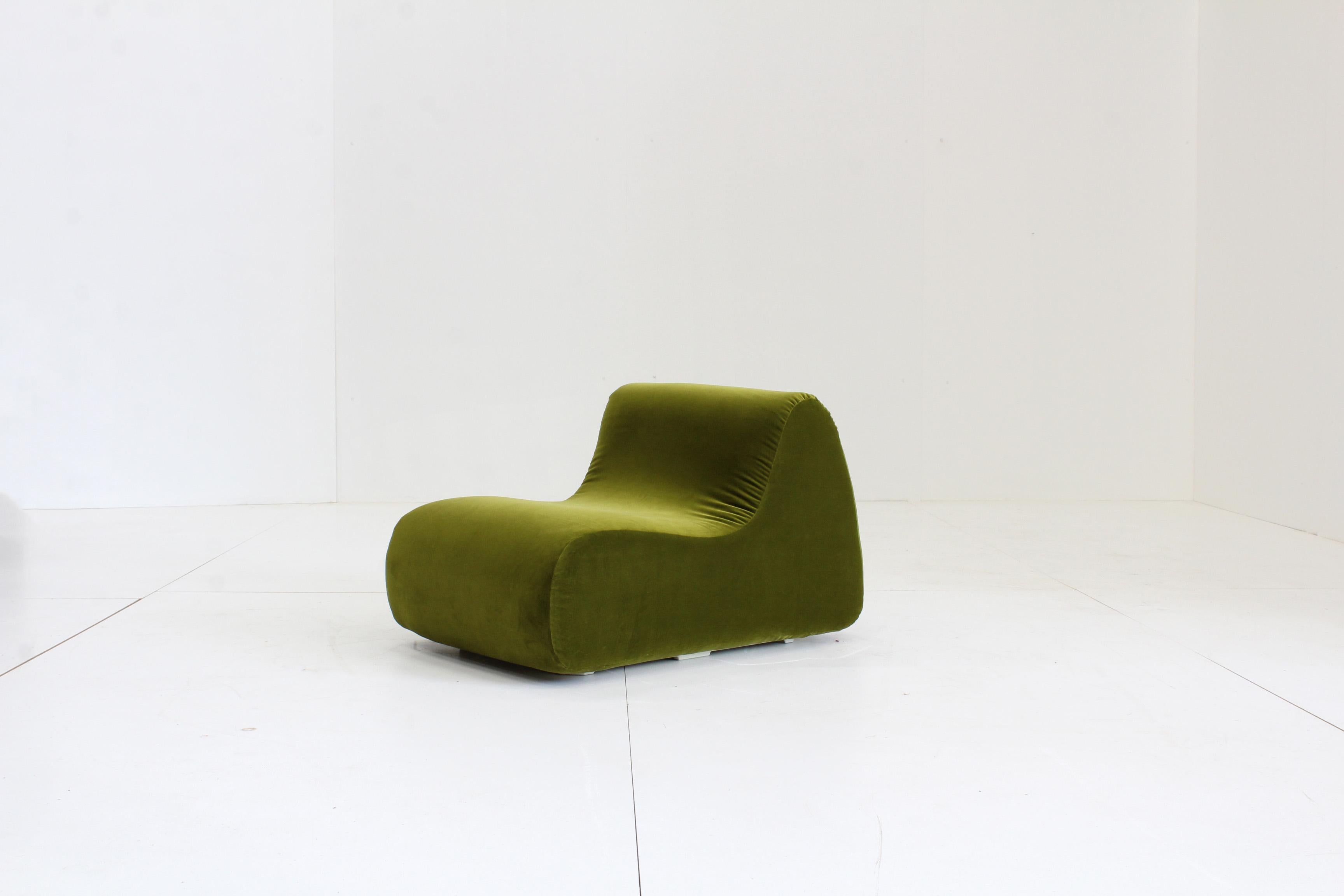 Vintage green velvet armchair In Good Condition For Sale In OSS, NB