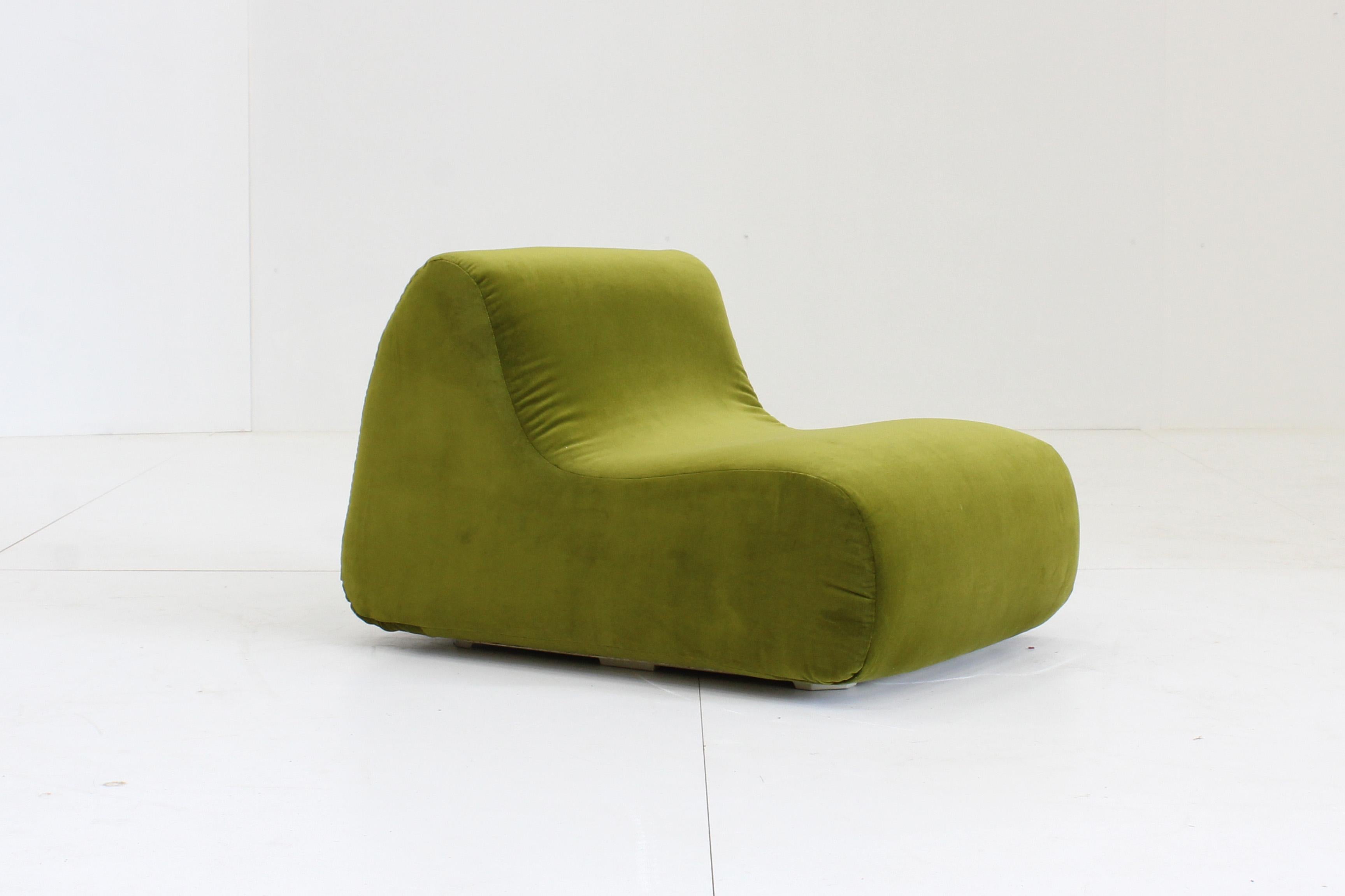 Fabric Vintage green velvet armchair For Sale