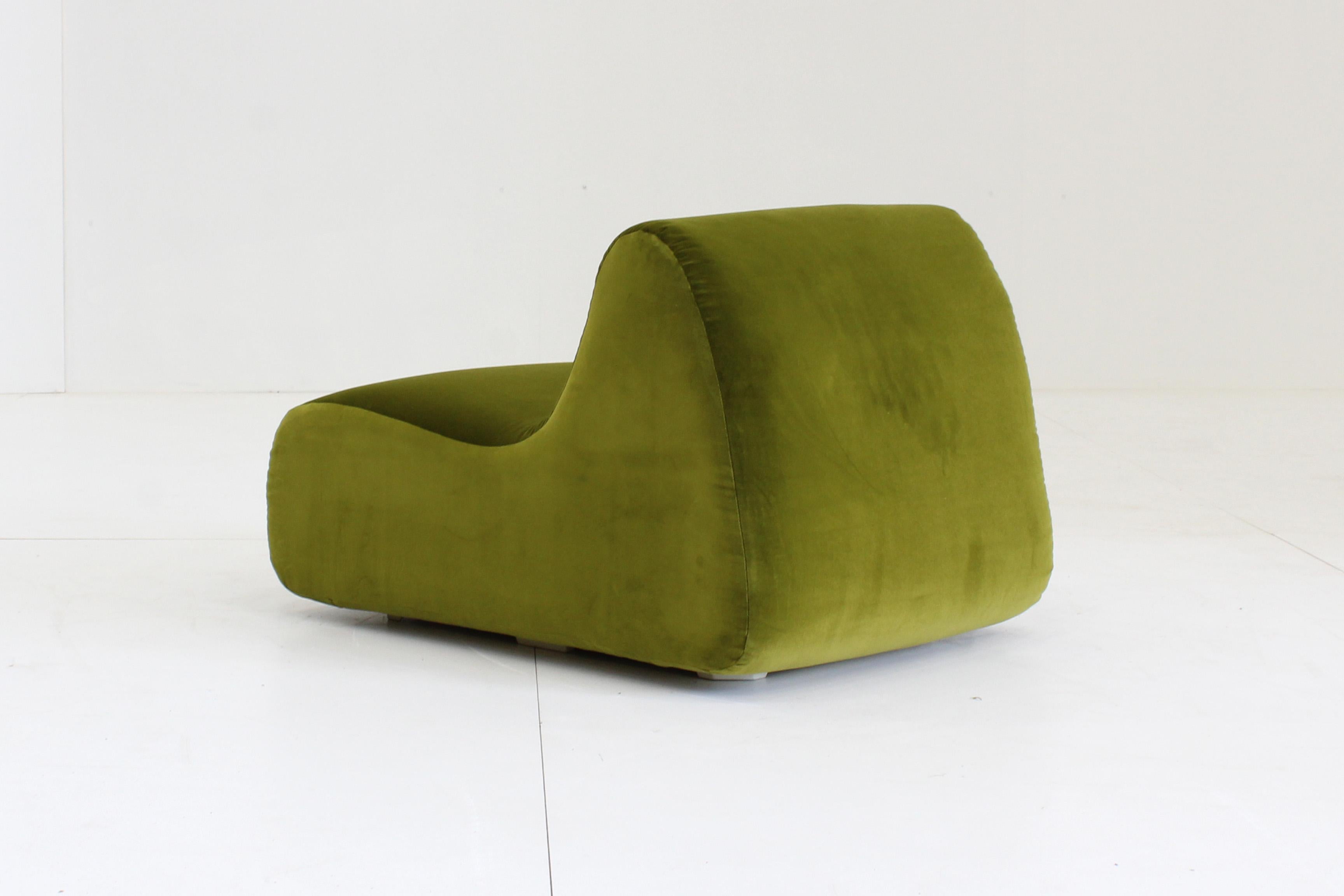 Vintage green velvet armchair For Sale 1
