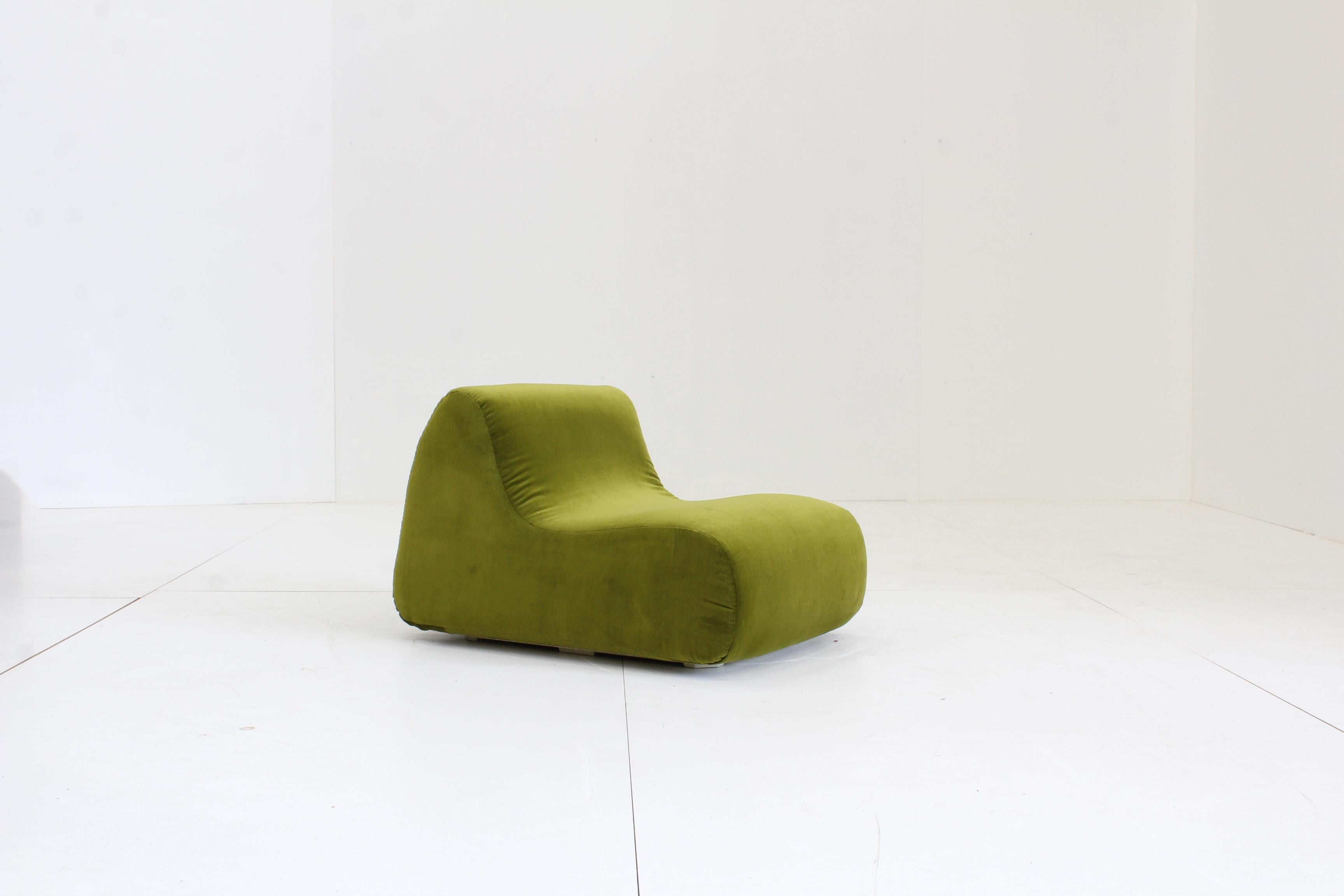 Vintage green velvet armchair For Sale 2