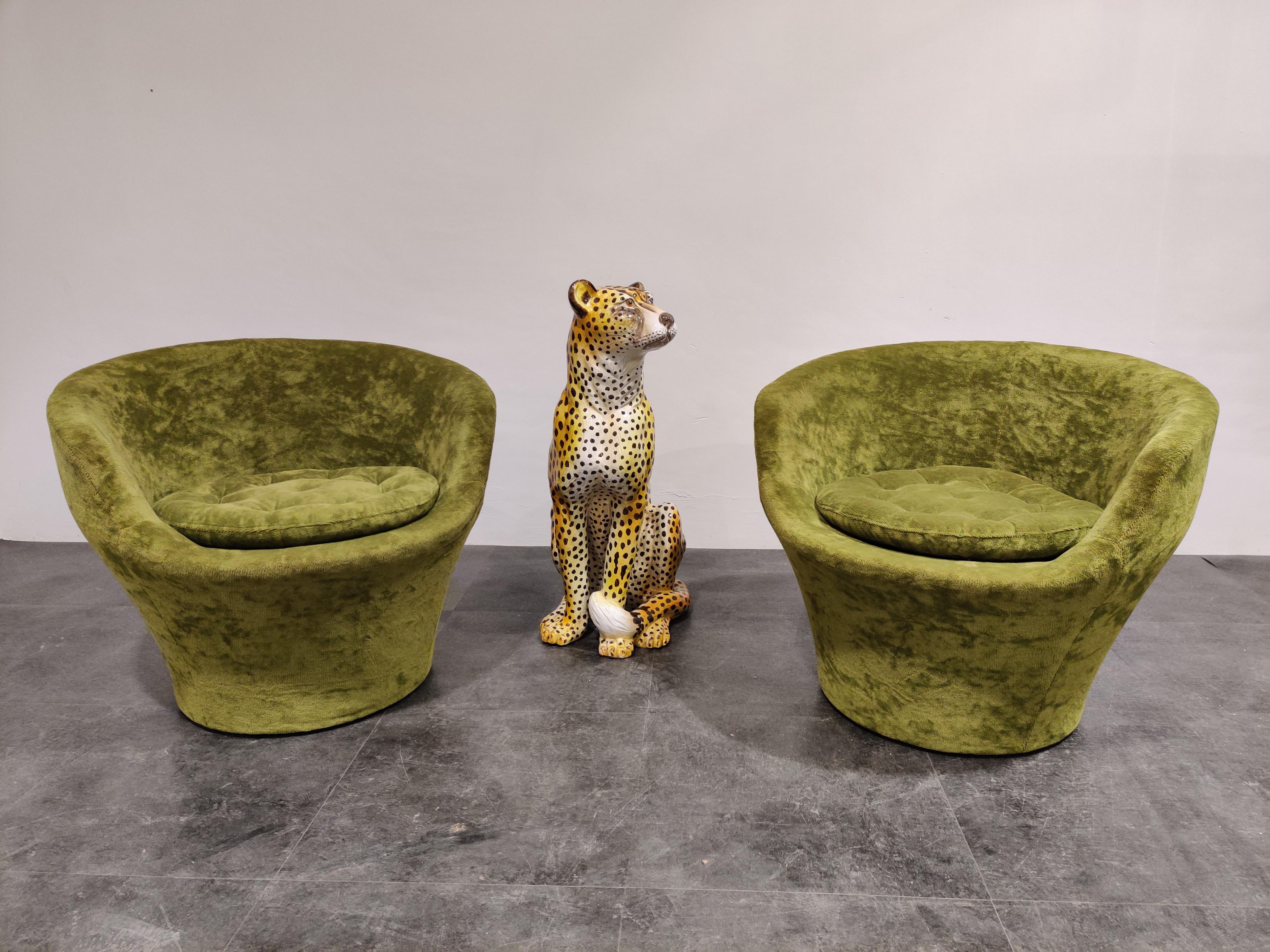 Pair of midcentury club or cocktail chairs upholstered in a green velvet fabric.

Beautiful, charming design. This timeless design and lively color mixes well with modern day interiors,

1970s, Belgium

Good condition.

Dimensions:
Height