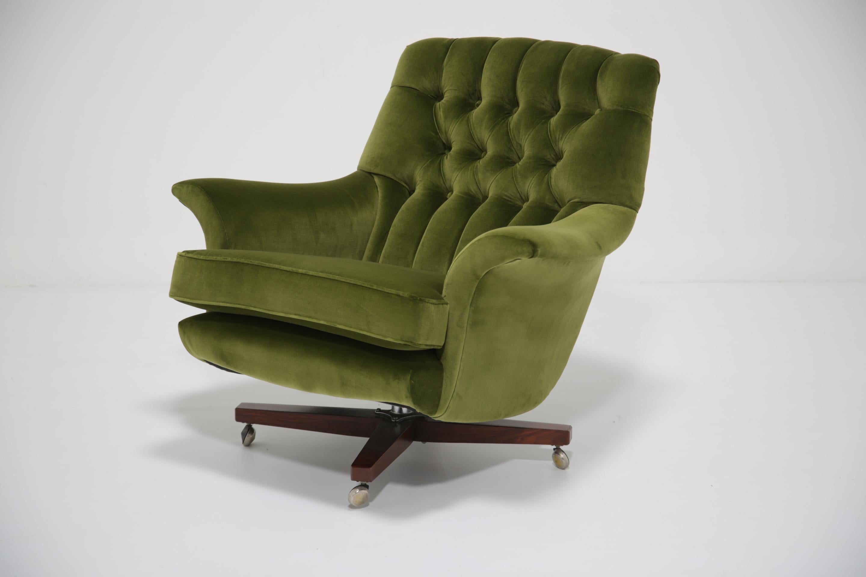 Vintage Green Velvet Swivel Lounge Chair & Ottoman Model 6250 von G-Plan, 1960er Jahre. im Angebot 6