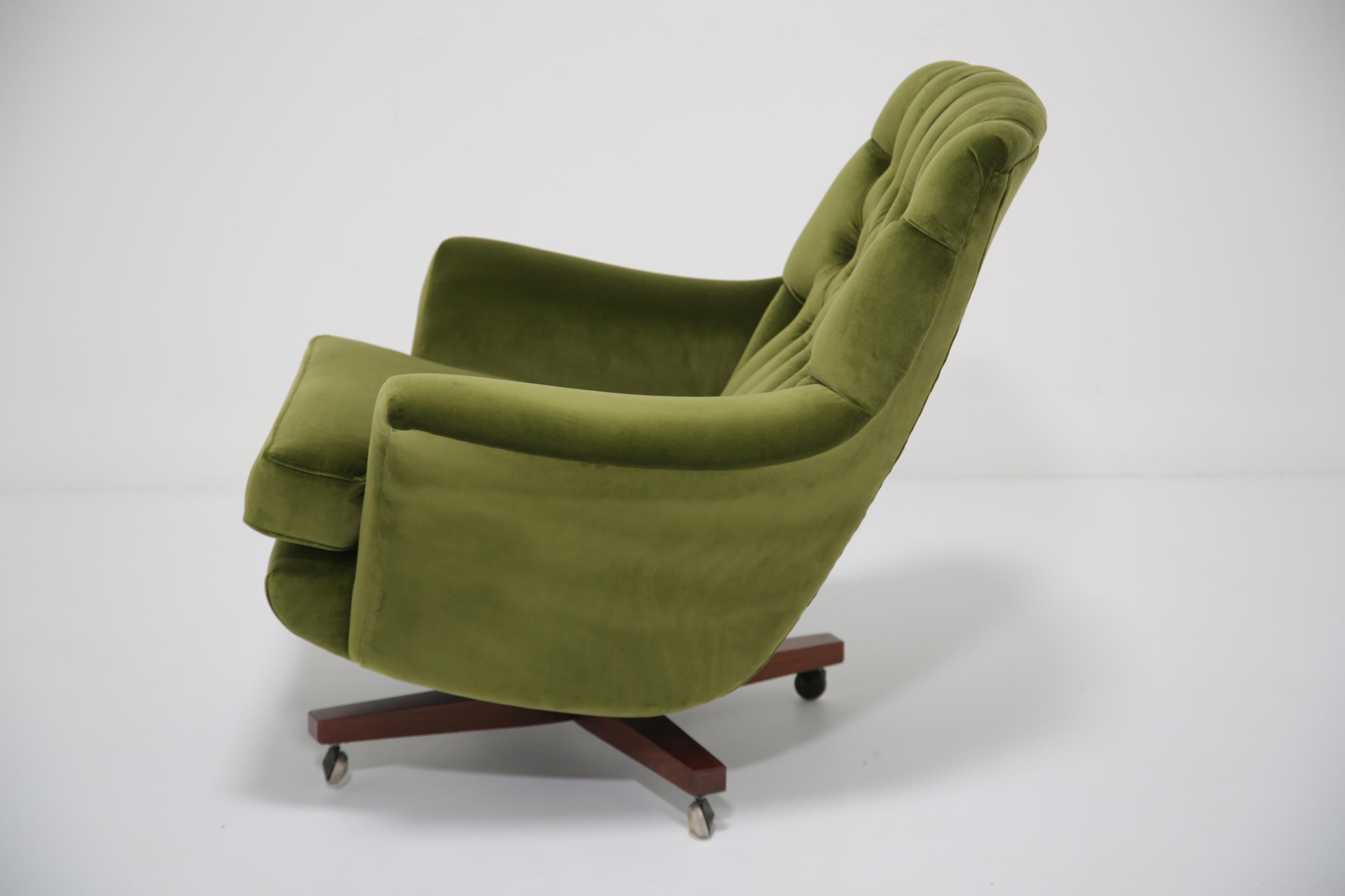 Vintage Green Velvet Swivel Lounge Chair & Ottoman Model 6250 von G-Plan, 1960er Jahre. im Angebot 7