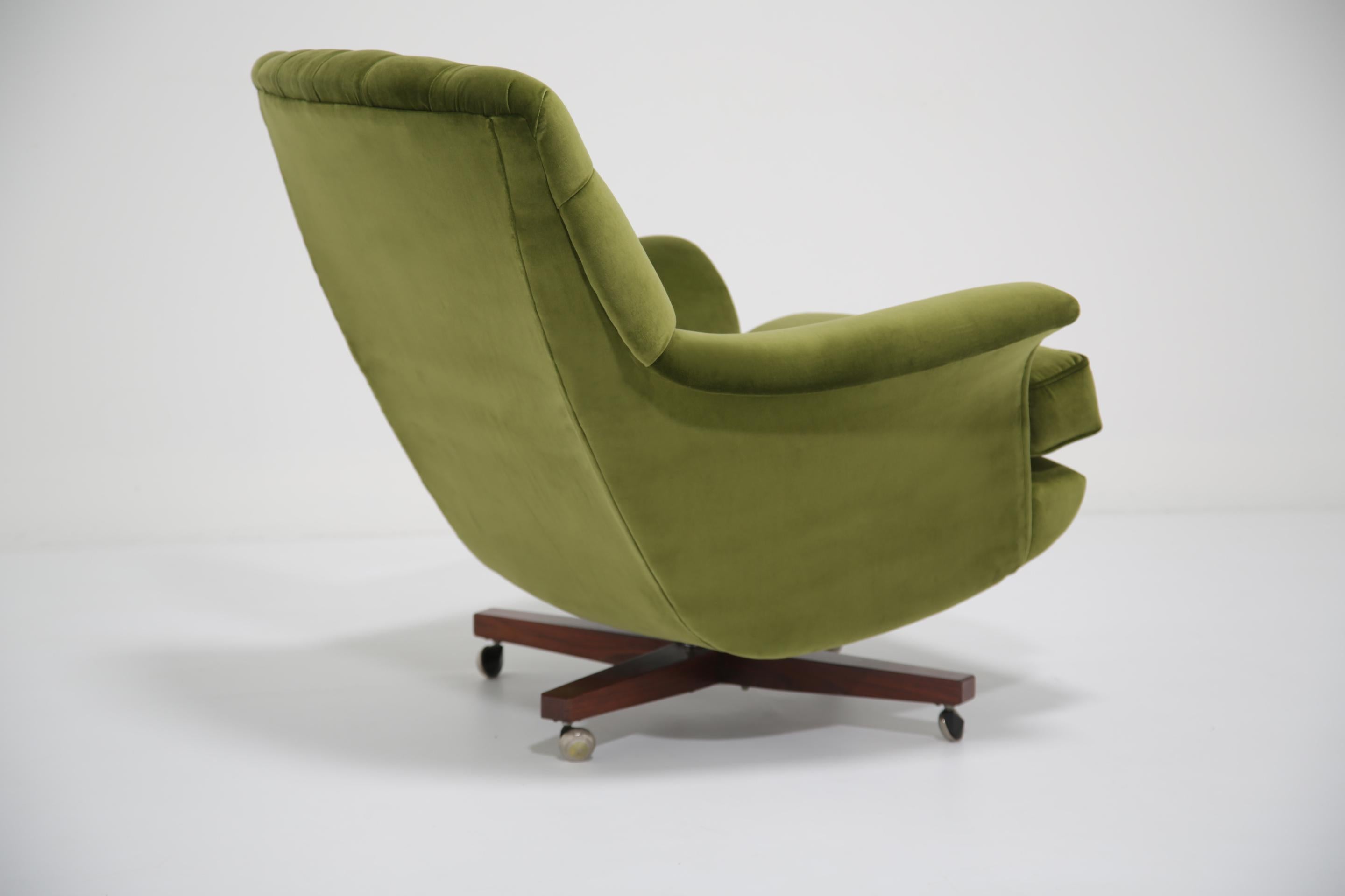 Vintage Green Velvet Swivel Lounge Chair & Ottoman Model 6250 von G-Plan, 1960er Jahre. im Angebot 9