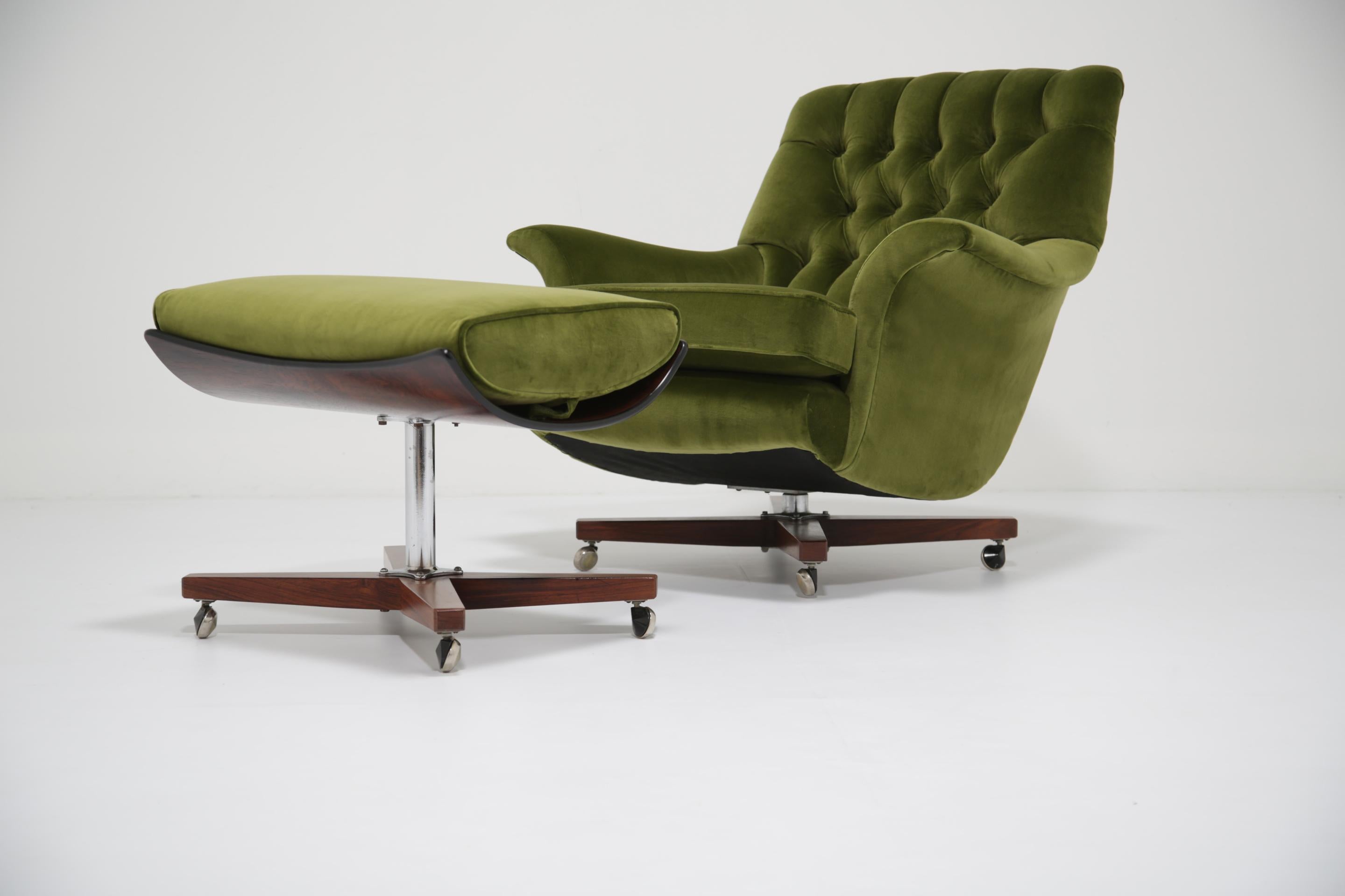 Vintage Green Velvet Swivel Lounge Chair & Ottoman Model 6250 von G-Plan, 1960er Jahre. (Moderne der Mitte des Jahrhunderts) im Angebot