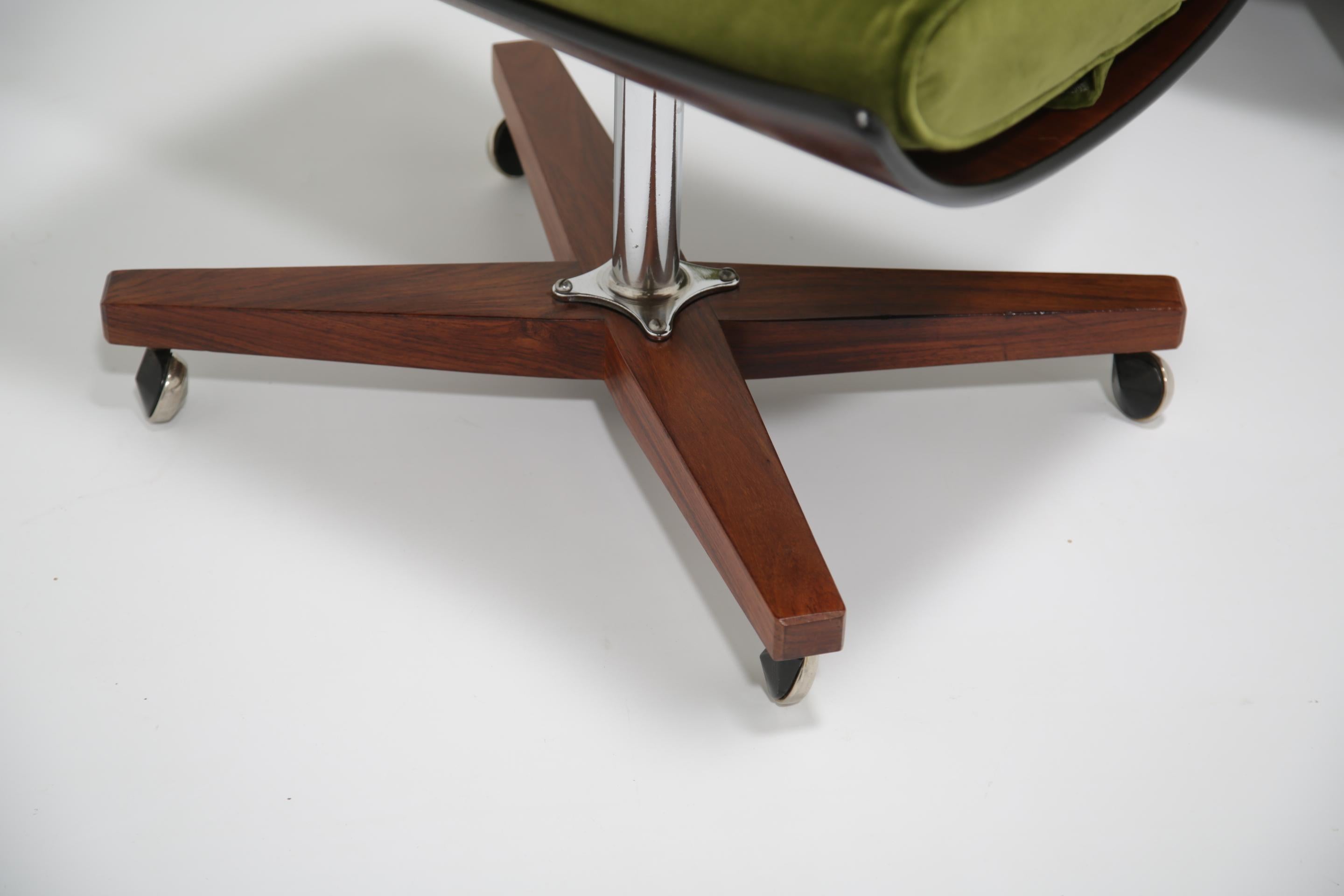 Vintage Green Velvet Swivel Lounge Chair & Ottoman Model 6250 von G-Plan, 1960er Jahre. (Britisch) im Angebot