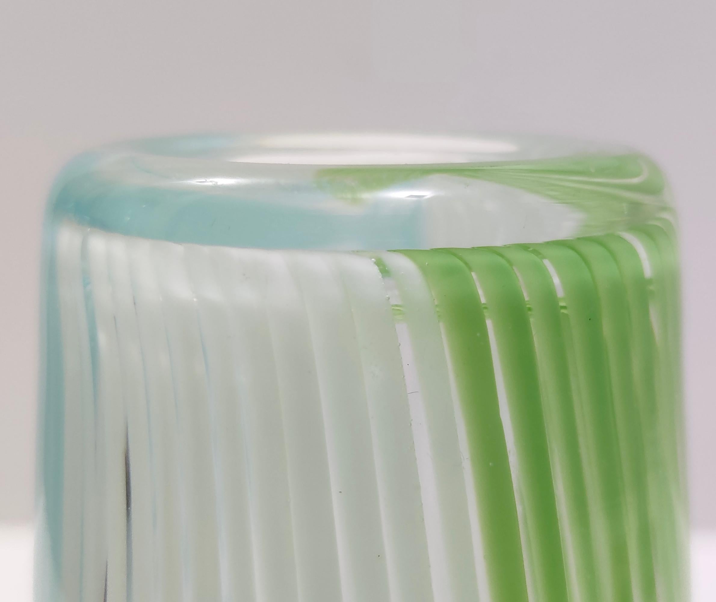 Vase vintage en verre de Murano vert, blanc et bleu clair de Dino Martens en vente 3