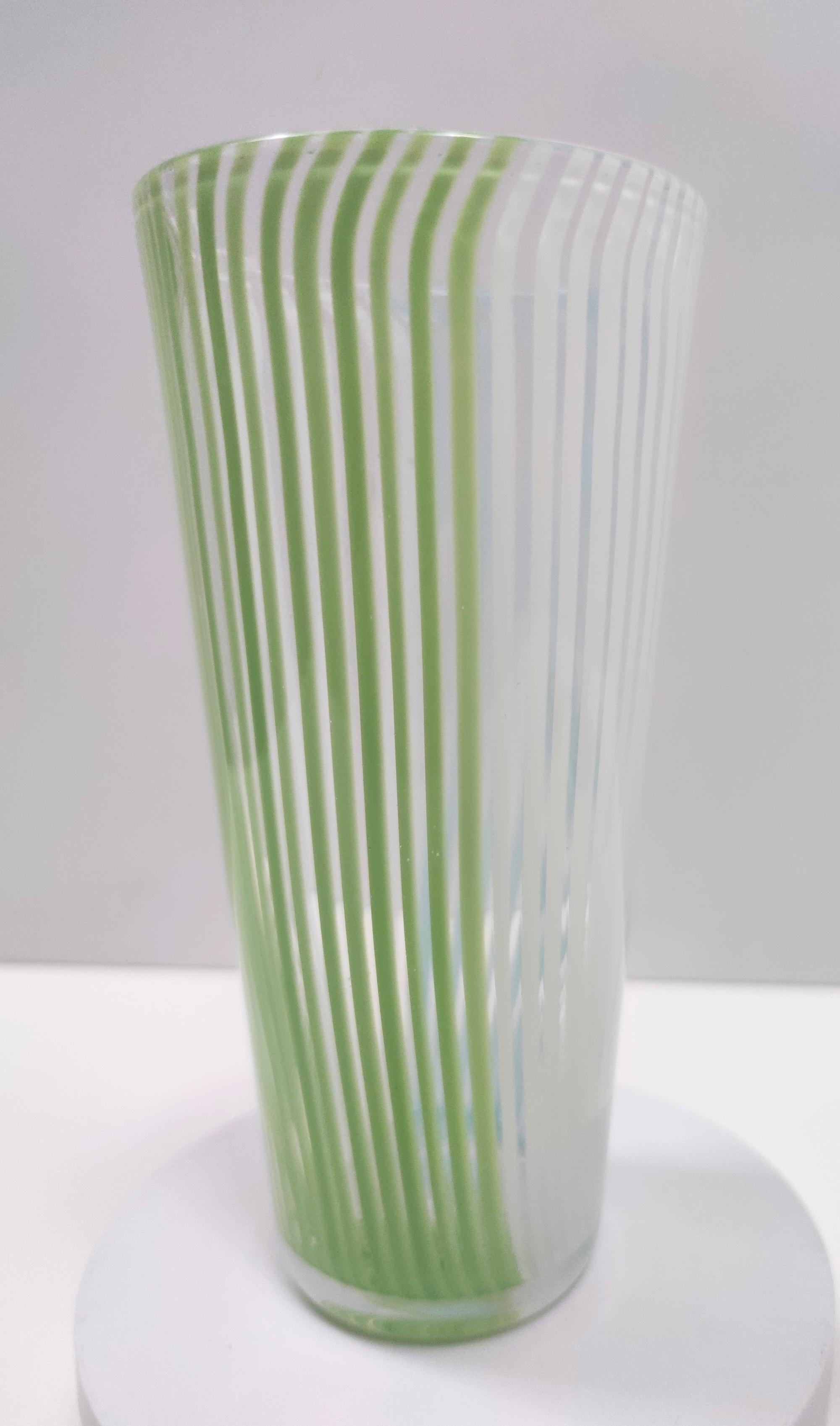 Mid-Century Modern Vase vintage en verre de Murano vert, blanc et bleu clair de Dino Martens en vente