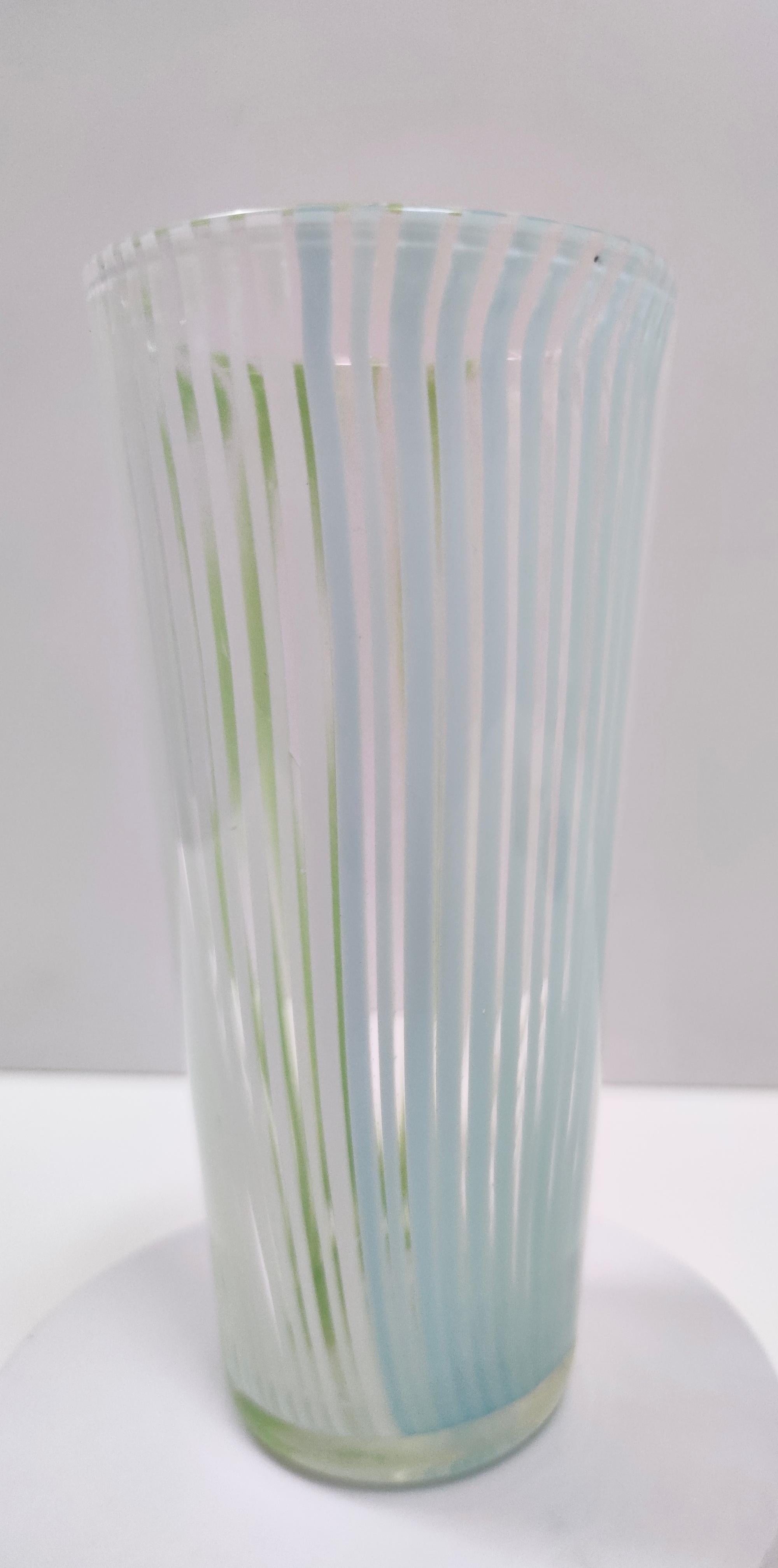 italien Vase vintage en verre de Murano vert, blanc et bleu clair de Dino Martens en vente