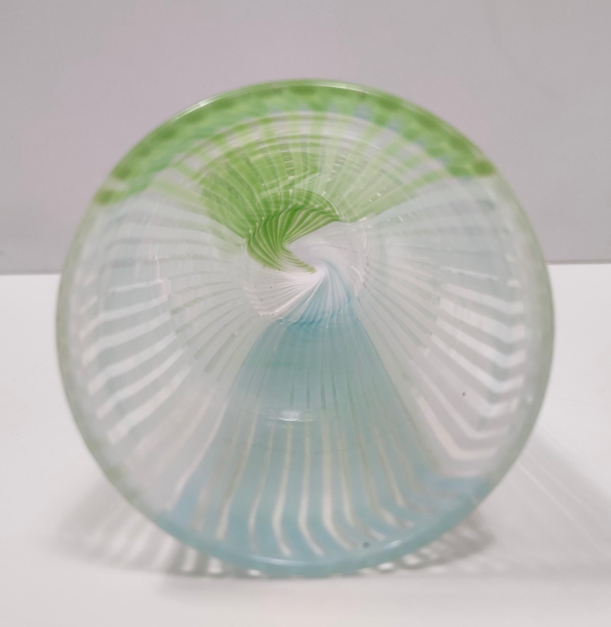 Milieu du XXe siècle Vase vintage en verre de Murano vert, blanc et bleu clair de Dino Martens en vente
