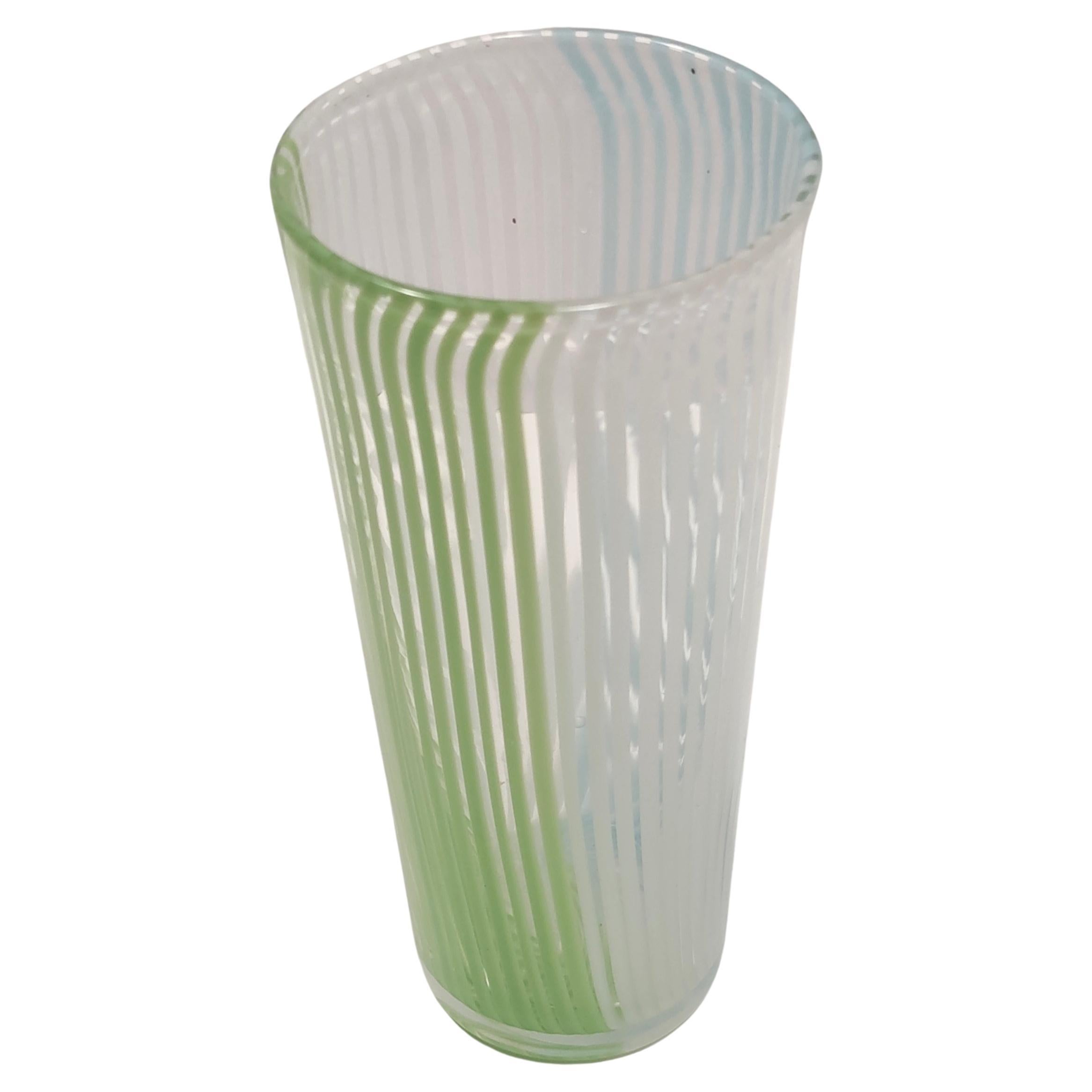 Vase vintage en verre de Murano vert, blanc et bleu clair de Dino Martens en vente