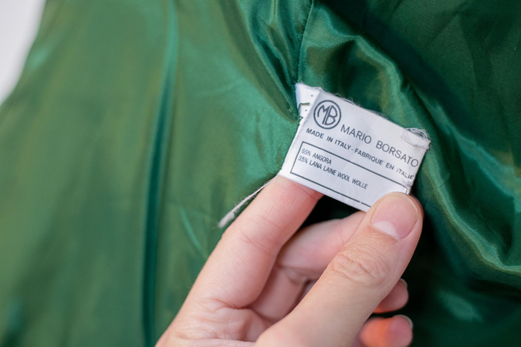 Grüne Wolljacke mit roten Profilen im Angebot 6