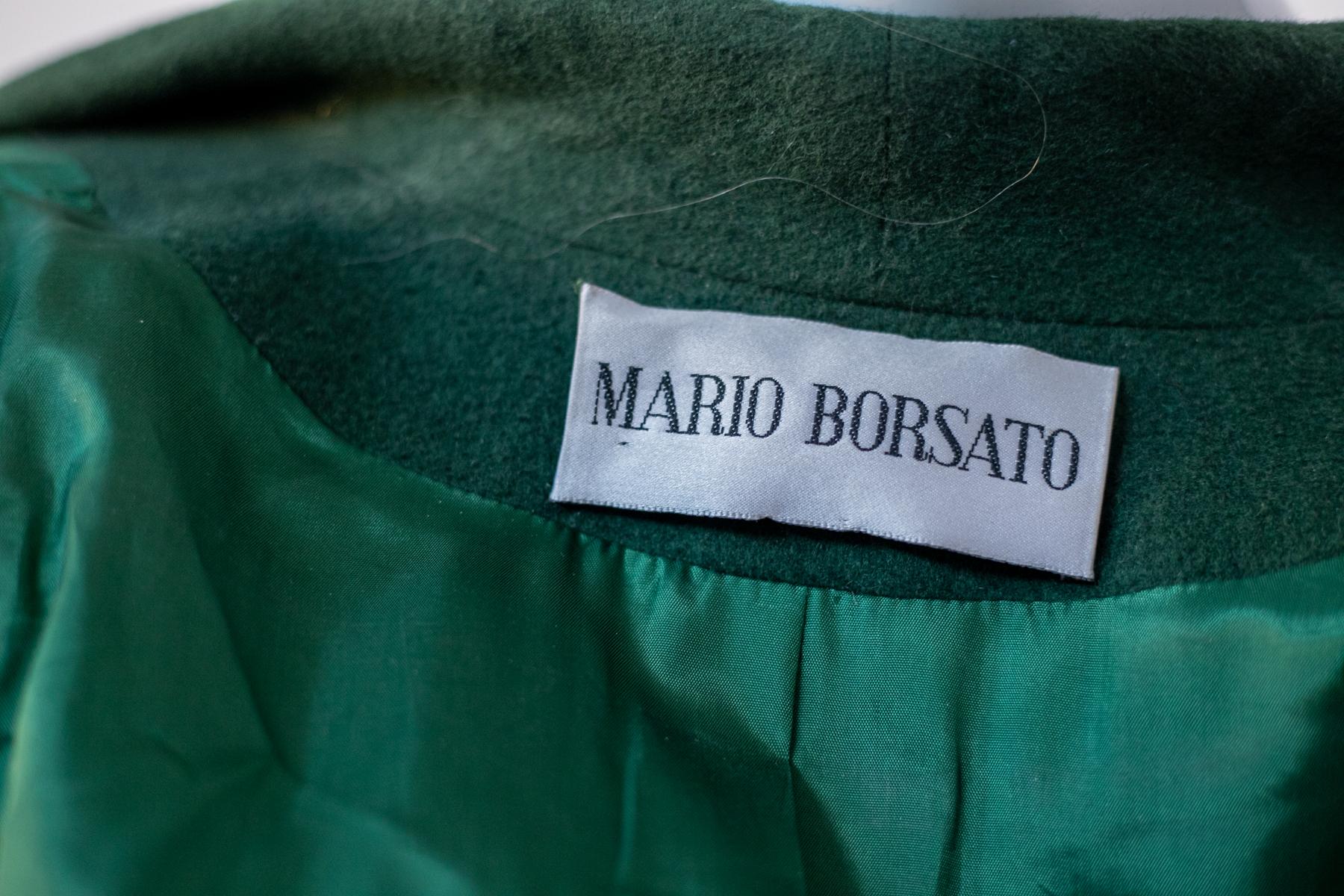 Besondere Vintage-Wolljacke aus den 1980er Jahren von Mario Borsato, hergestellt in Italien. ORIGINALETIKETT.
Die Jacke hat einen sehr tiefen Ausschnitt, mit dem klassischen Standard-Langschnitt, der sich an den mittleren Teil der Jacke anschließt,