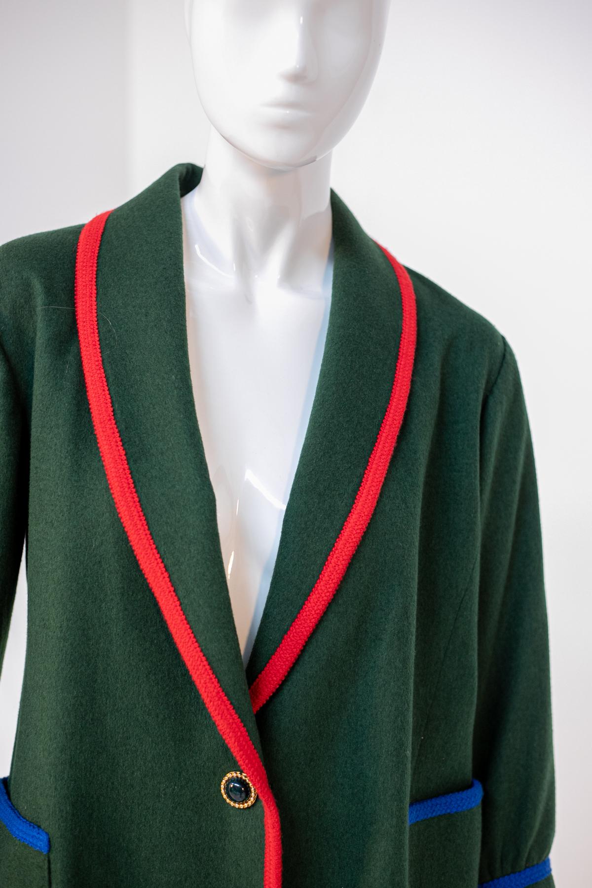 Grüne Wolljacke mit roten Profilen Damen im Angebot